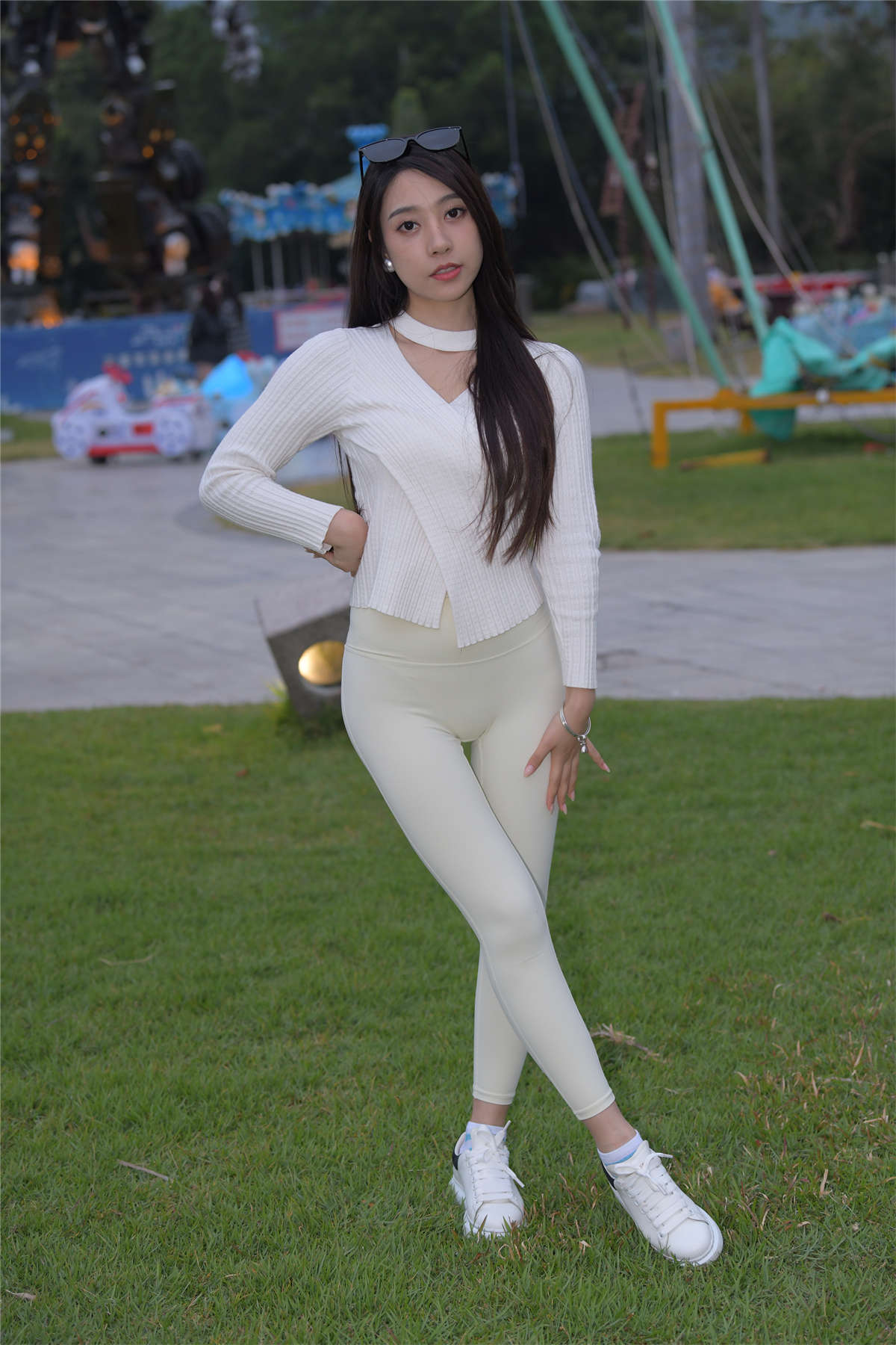 [魔镜原创摄影]一始街拍作品 白色瑜伽裤美女-日更街拍