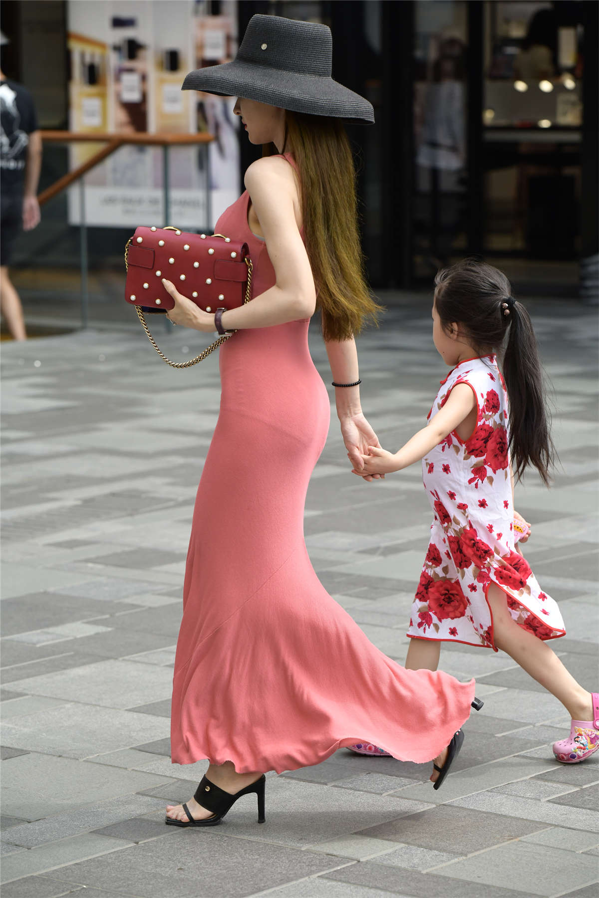 图片[2]-粉红修身长裙-日更街拍
