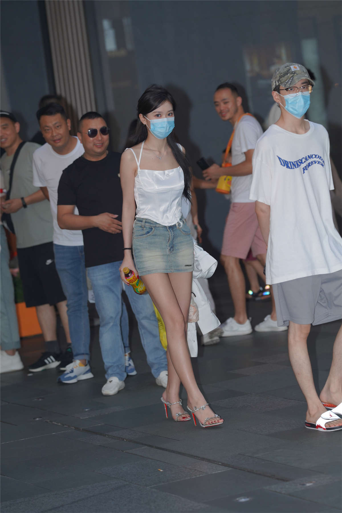 图片[2]-高挑靓丽牛仔短裙-日更街拍