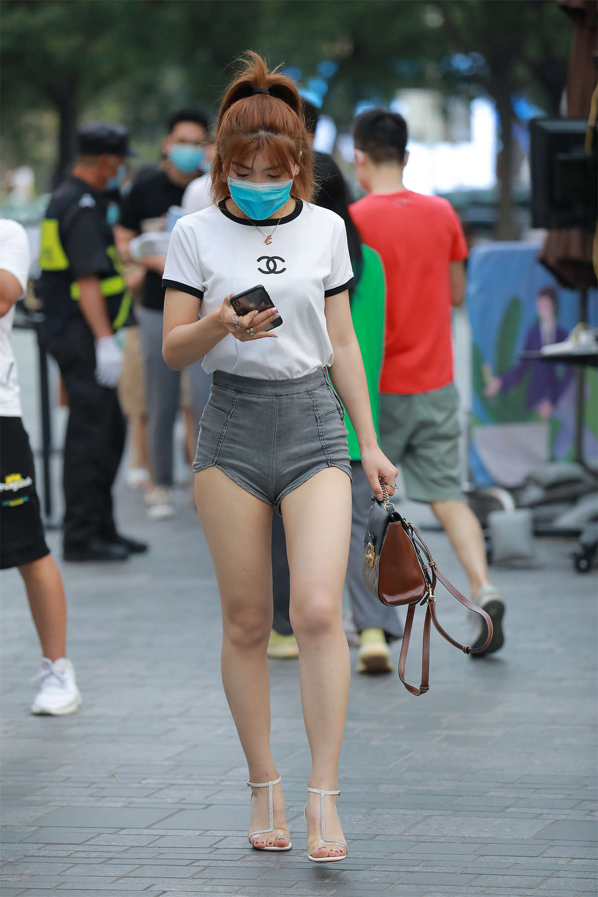 四九城嘎子街拍作品 – 漂亮的热裤月牙小妹-日更街拍