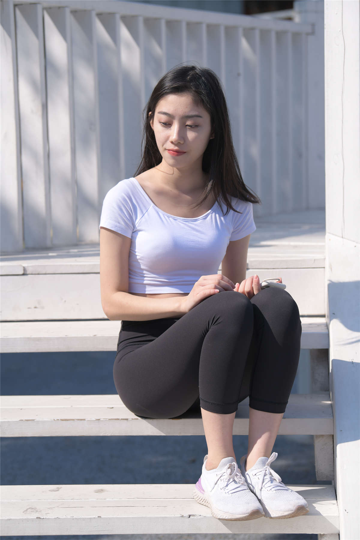 图片[2]-[魔镜原创摄影]红石街拍作品 黑色瑜伽裤女孩-日更街拍