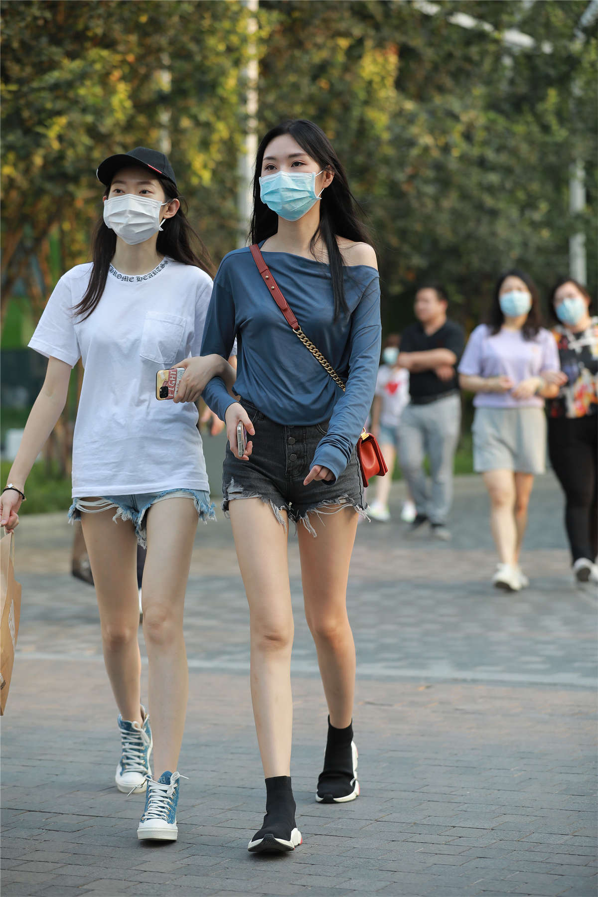 四九城嘎子街拍作品 – 热裤美腿闺蜜-日更街拍