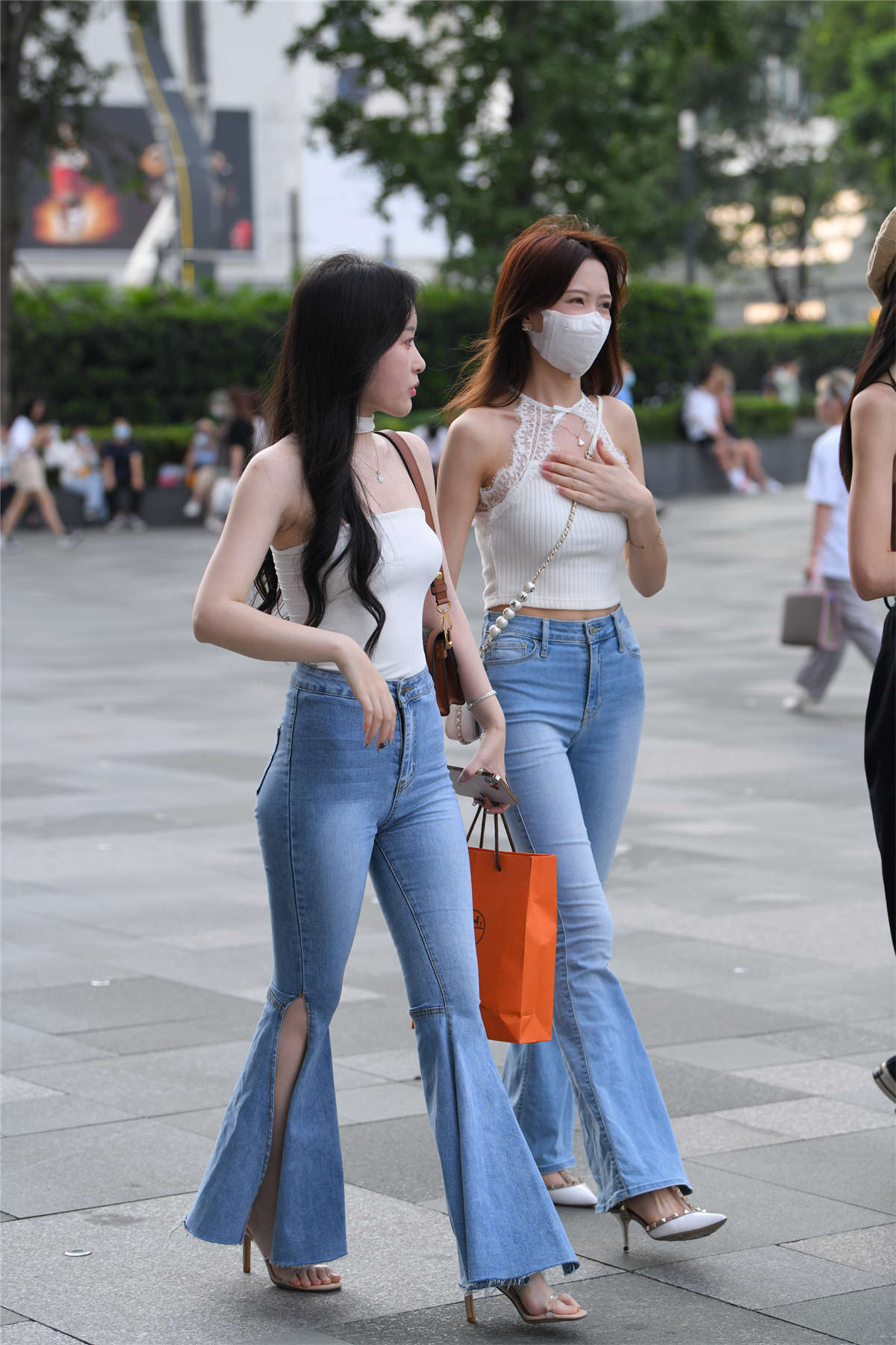 浅色牛仔搭配-日更街拍