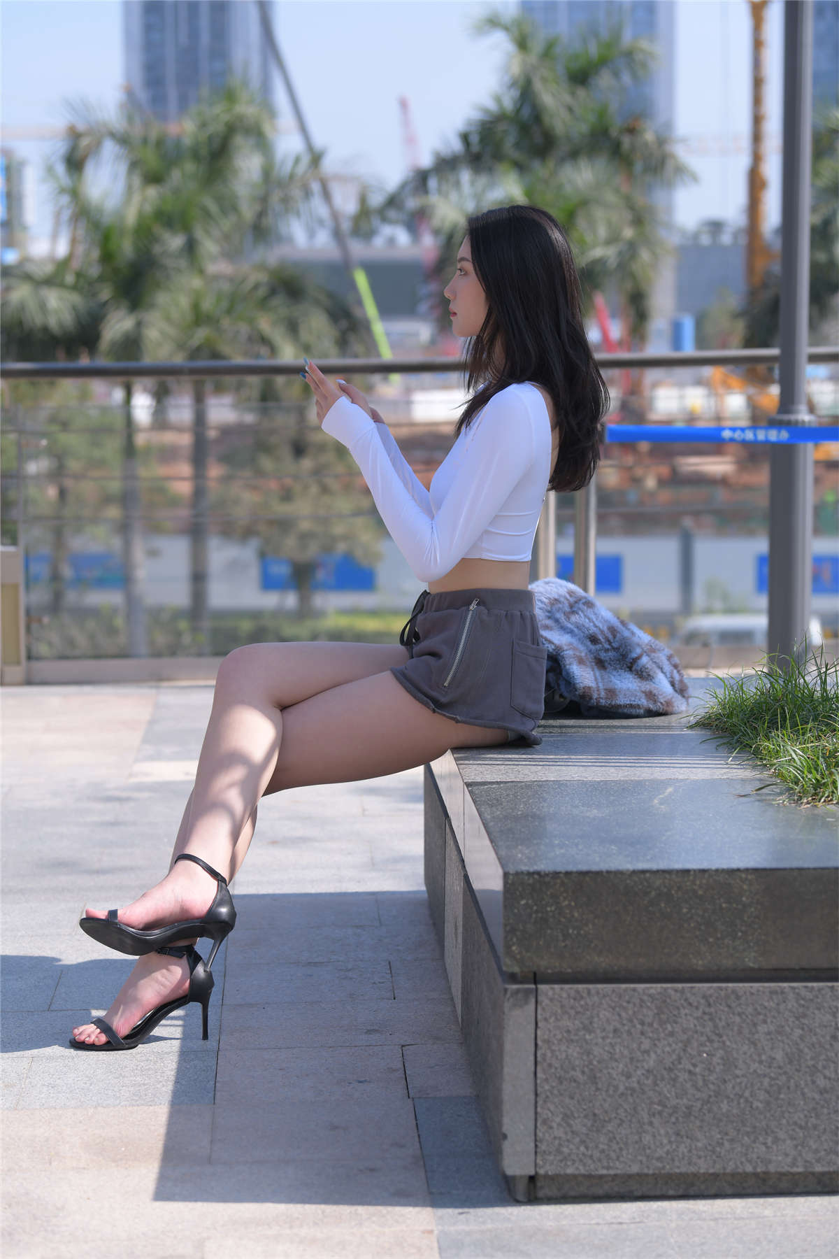图片[2]-[魔镜原创摄影]红石街拍作品 灰色热裤长腿美女-日更街拍