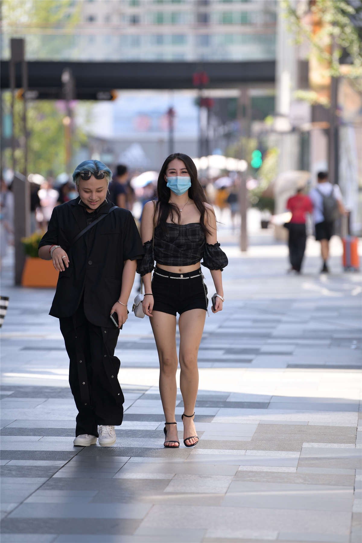 图片[2]-靓丽黑短裤-日更街拍