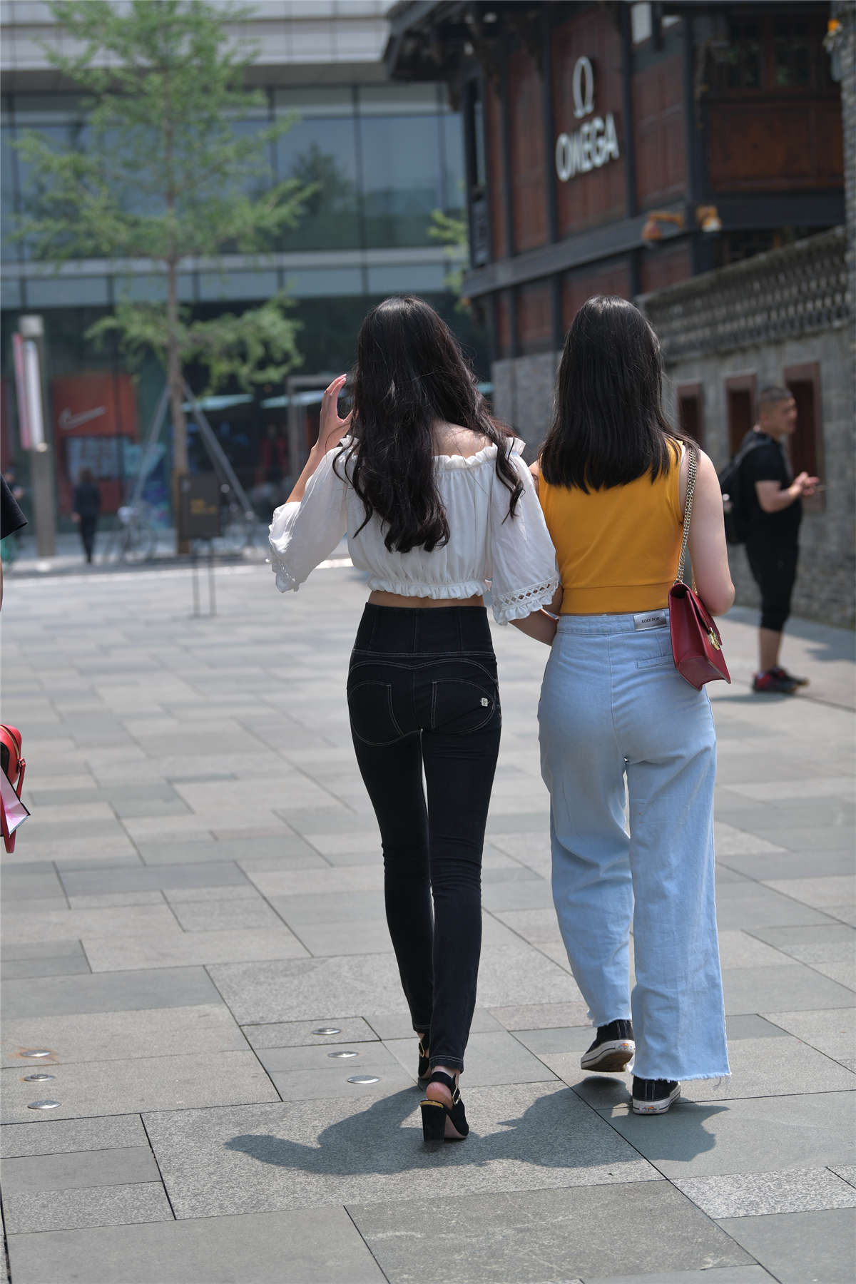 图片[2]-视觉冲击街拍作品 – 搭讪极品蜜桃裤小姐姐-日更街拍