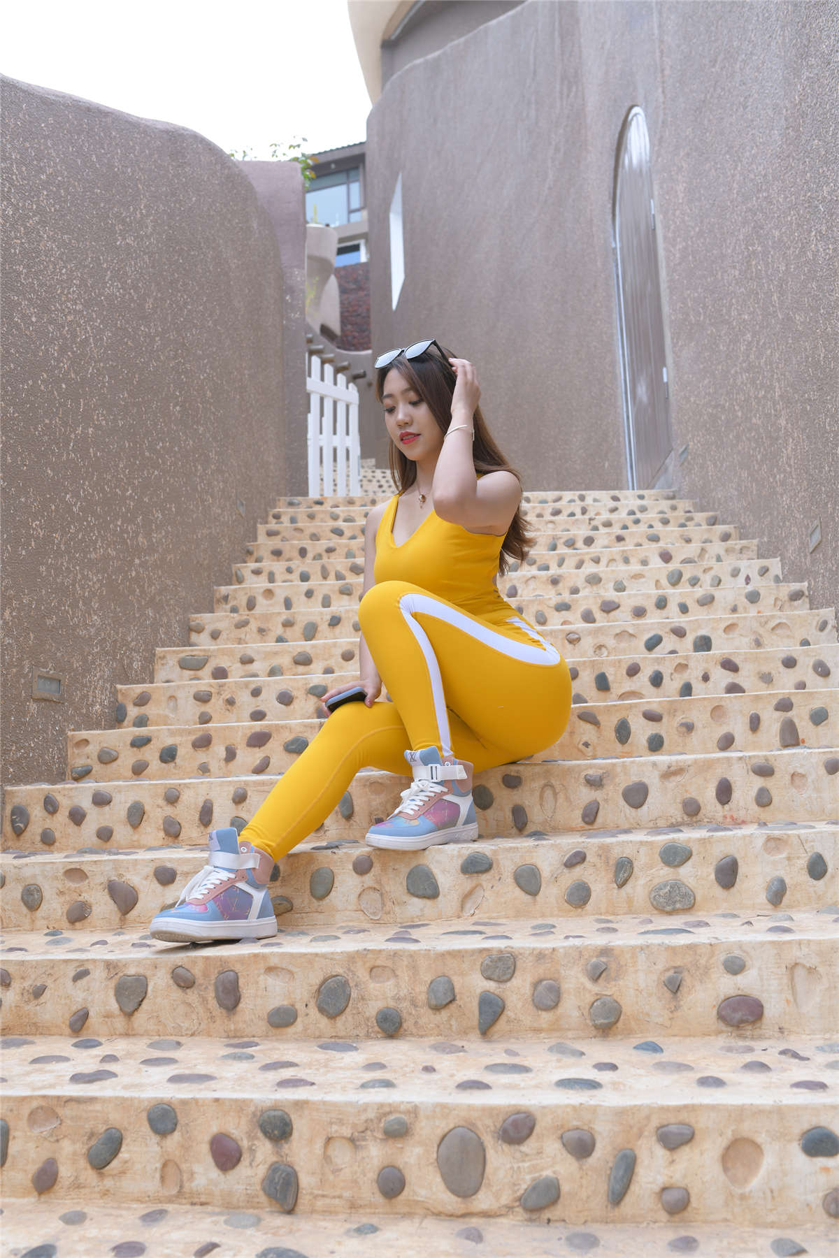 红石旅拍摄影作品 第四篇 黄色紧身连体裤美女-日更街拍