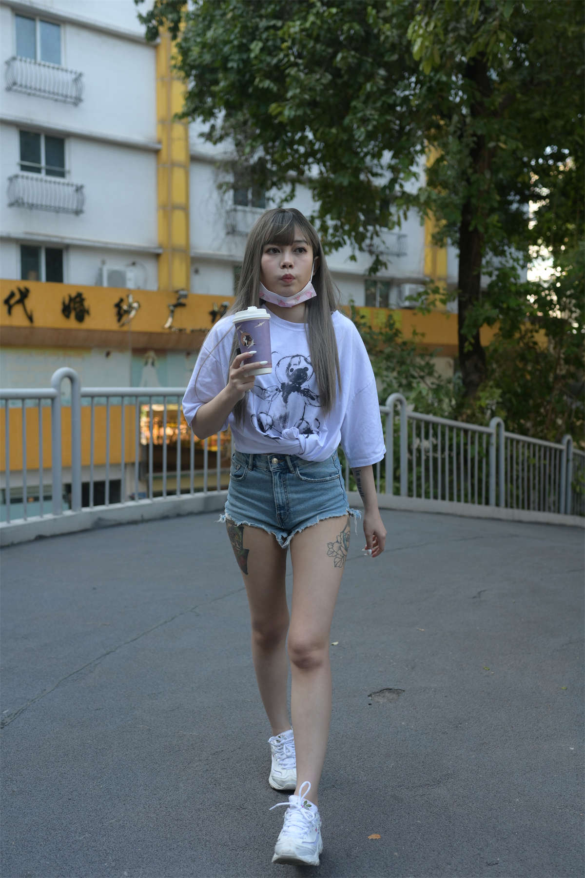 图片[2]-[魔镜原创摄影]慕容笙街拍作品 牛仔热裤小妹-日更街拍