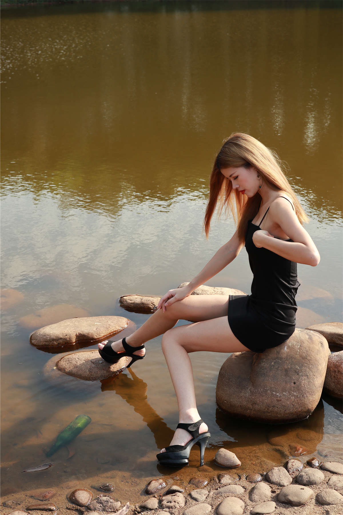 图片[2]-[魔镜原创摄影]小S街拍作品 魔鬼身材-日更街拍