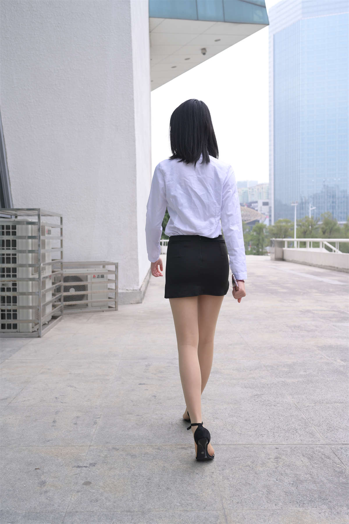 图片[2]-[魔镜原创摄影]程生街拍作品 商城推销美女-日更街拍