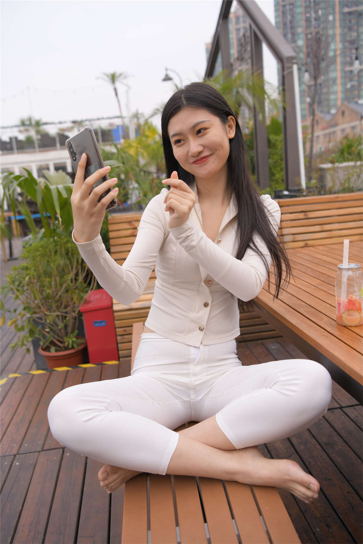 [魔镜原创摄影]红石街拍作品 白裤-日更街拍