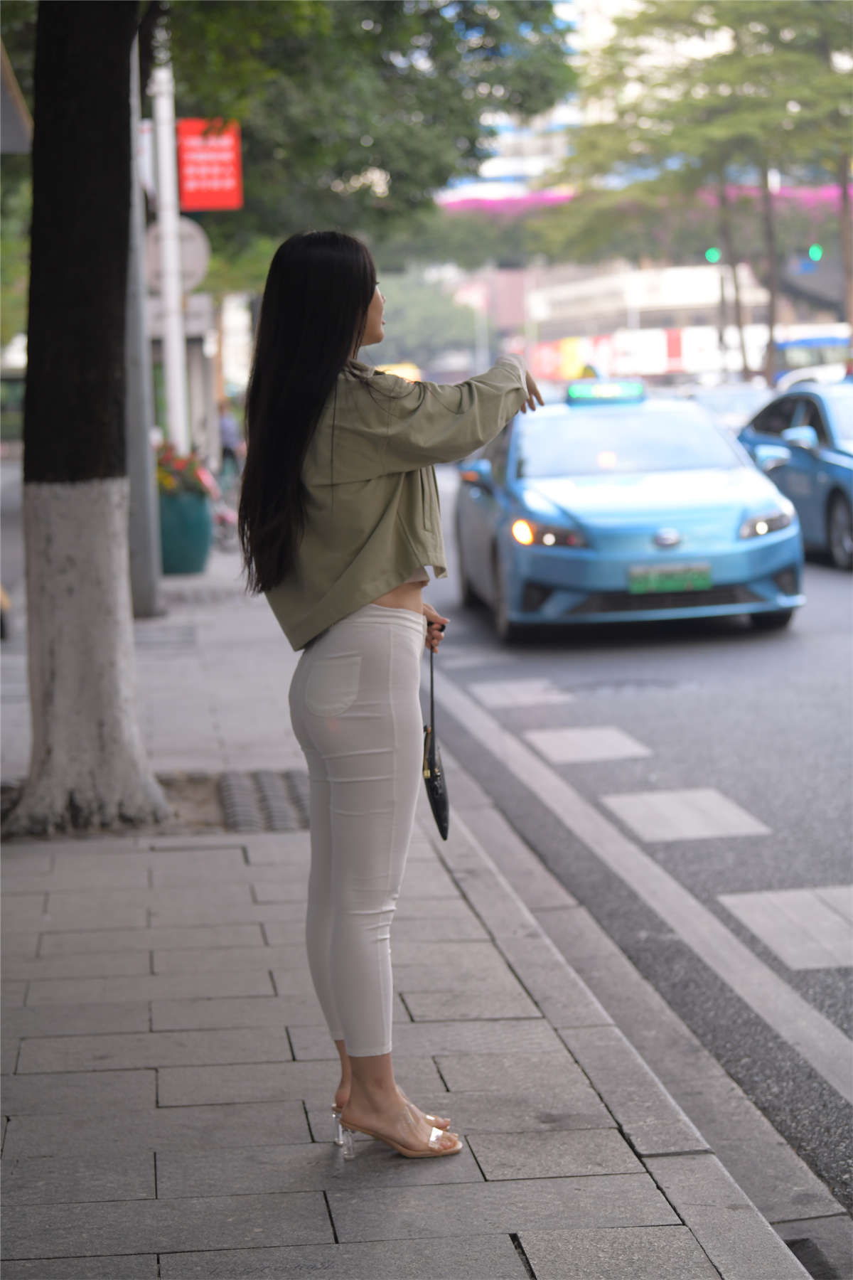 图片[2]-[魔镜原创摄影]红石街拍作品 白裤-日更街拍