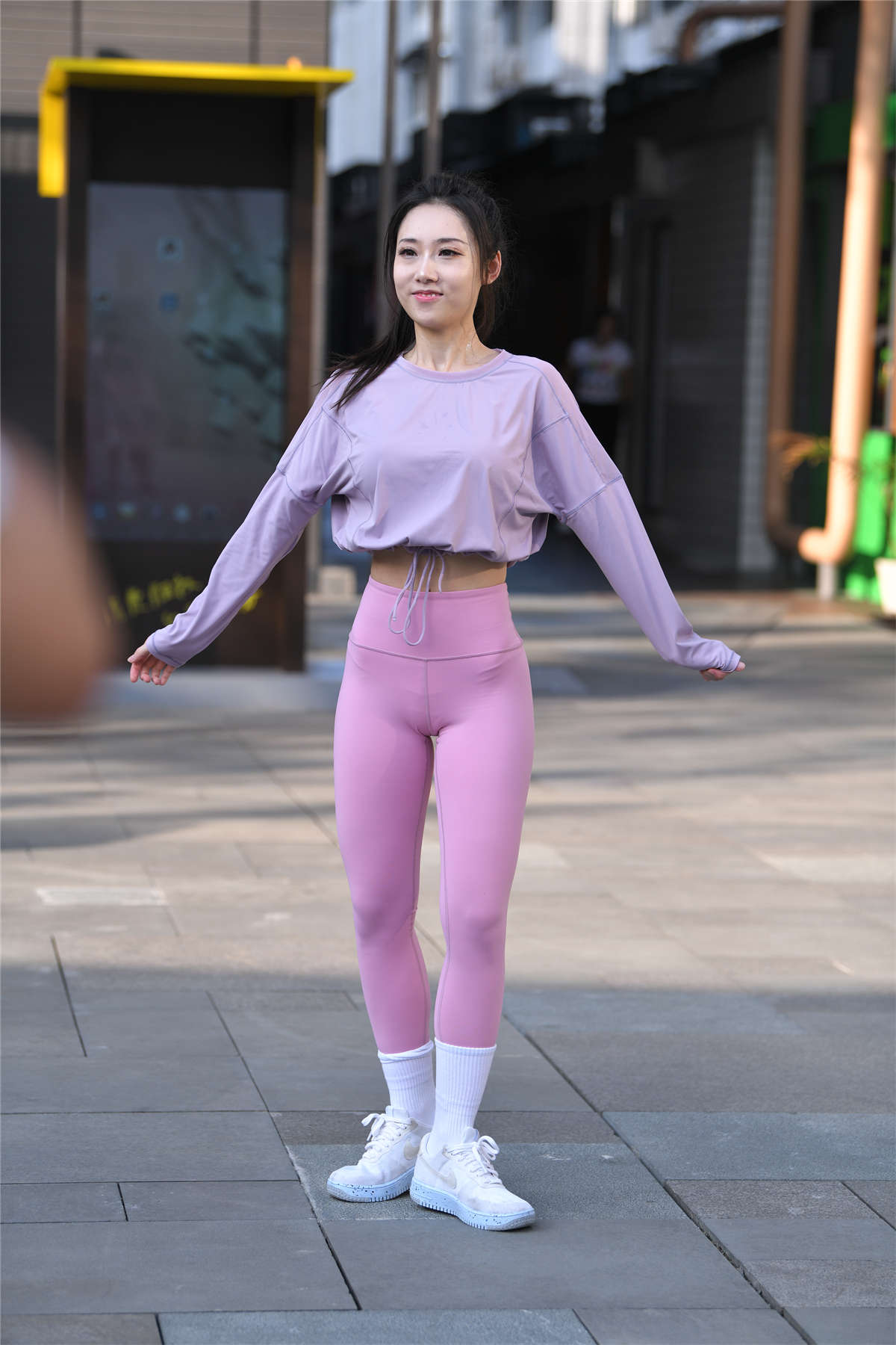 活力粉色瑜伽裤-日更街拍