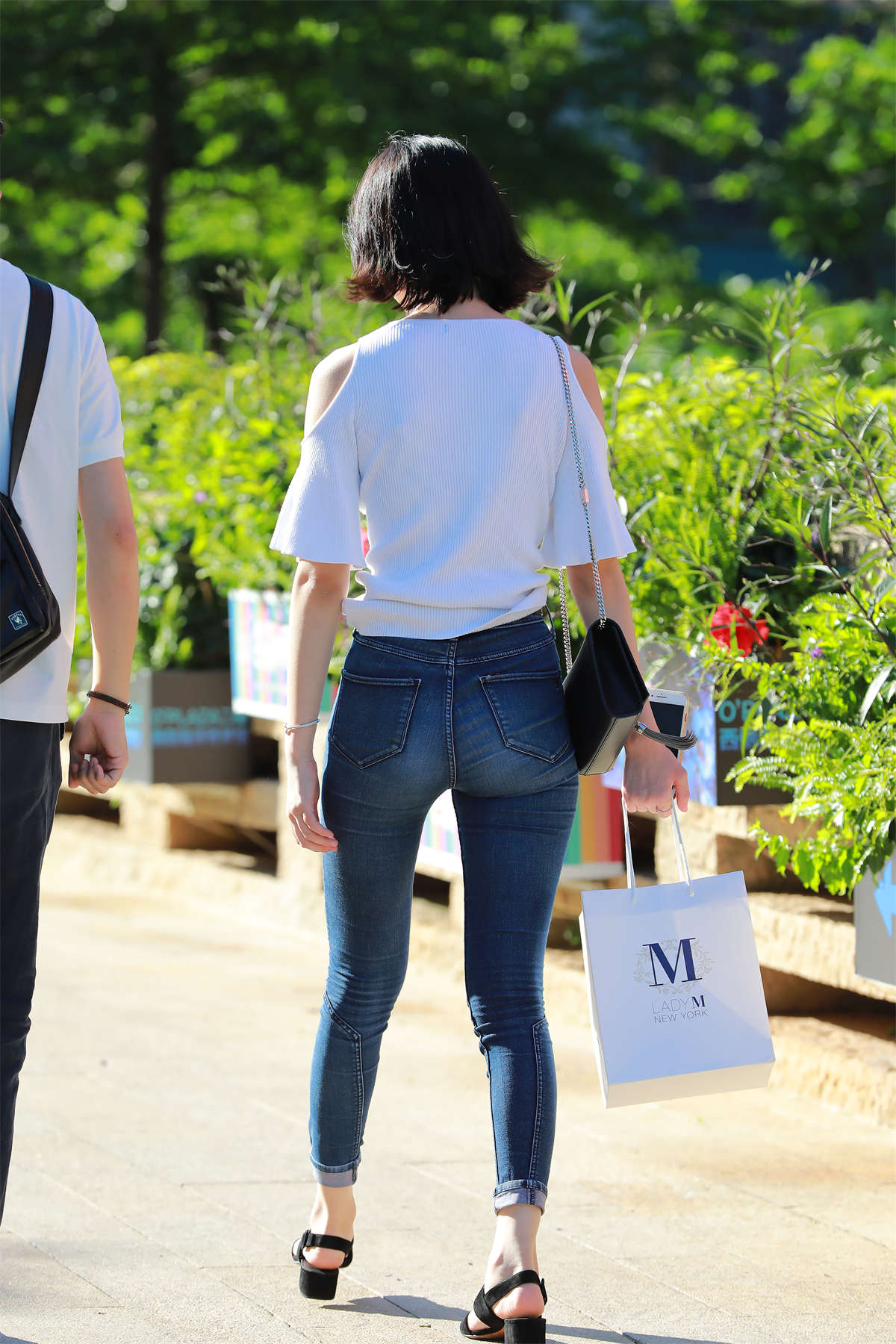 图片[2]-视觉冲击街拍作品 – 阳光下的紧牛铅笔裤MM-日更街拍