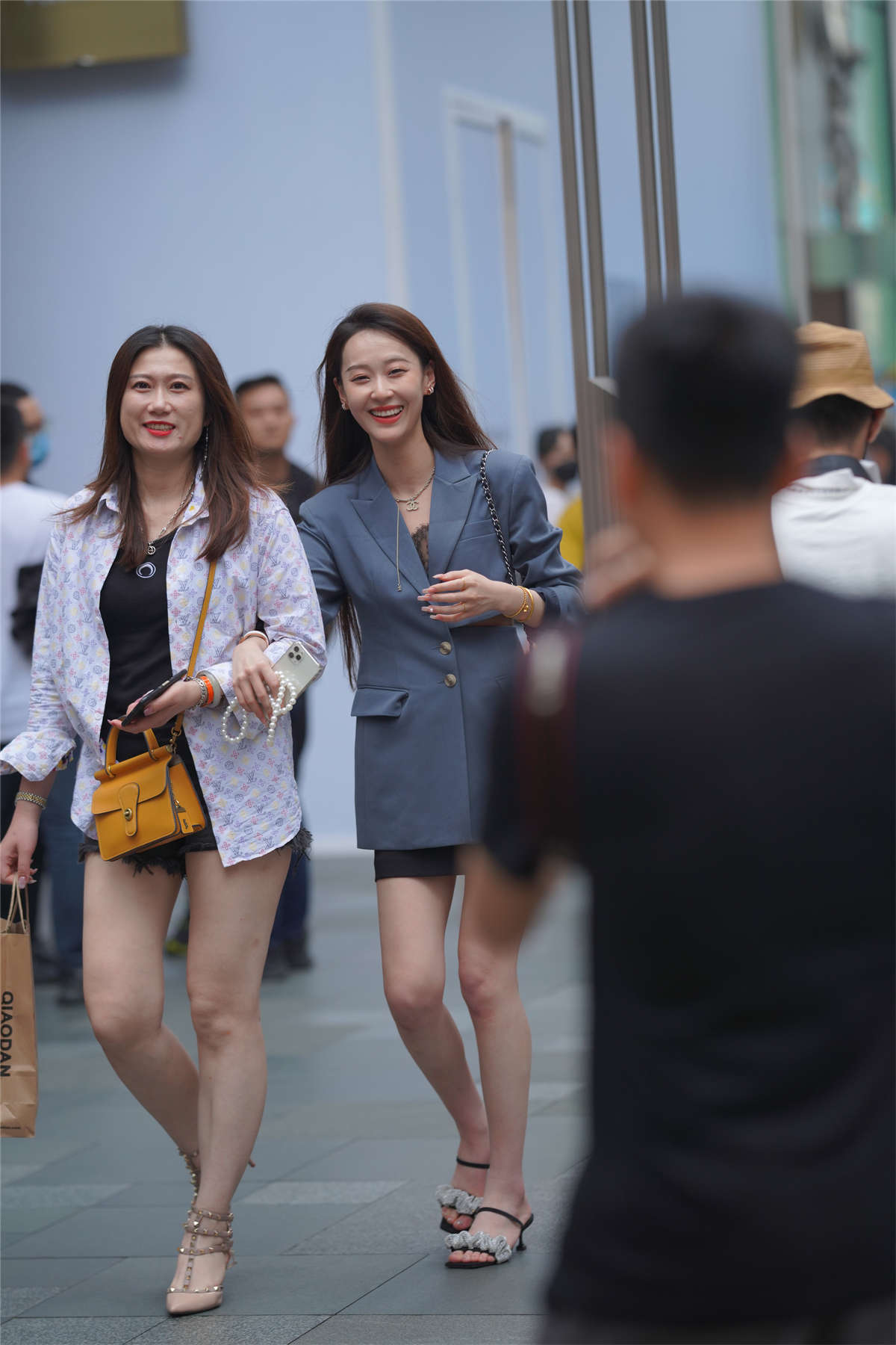 气质长发小姐姐-日更街拍