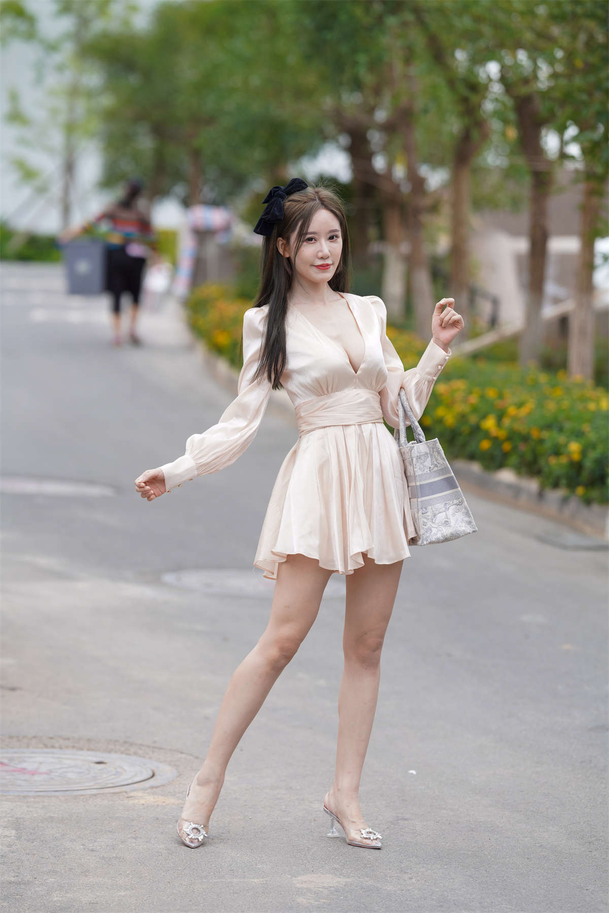 图片[2]-凯恩旅拍摄影作品 第三篇 性感深V泡泡长袖百褶裙-日更街拍