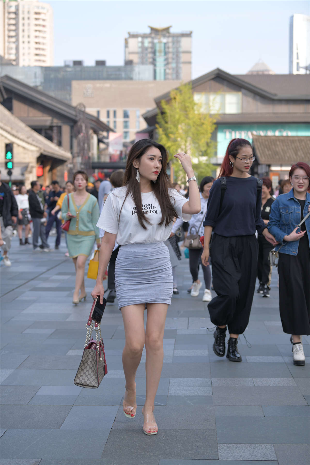 视觉冲击街拍作品 – 性感包臀裙，美腿女友-日更街拍