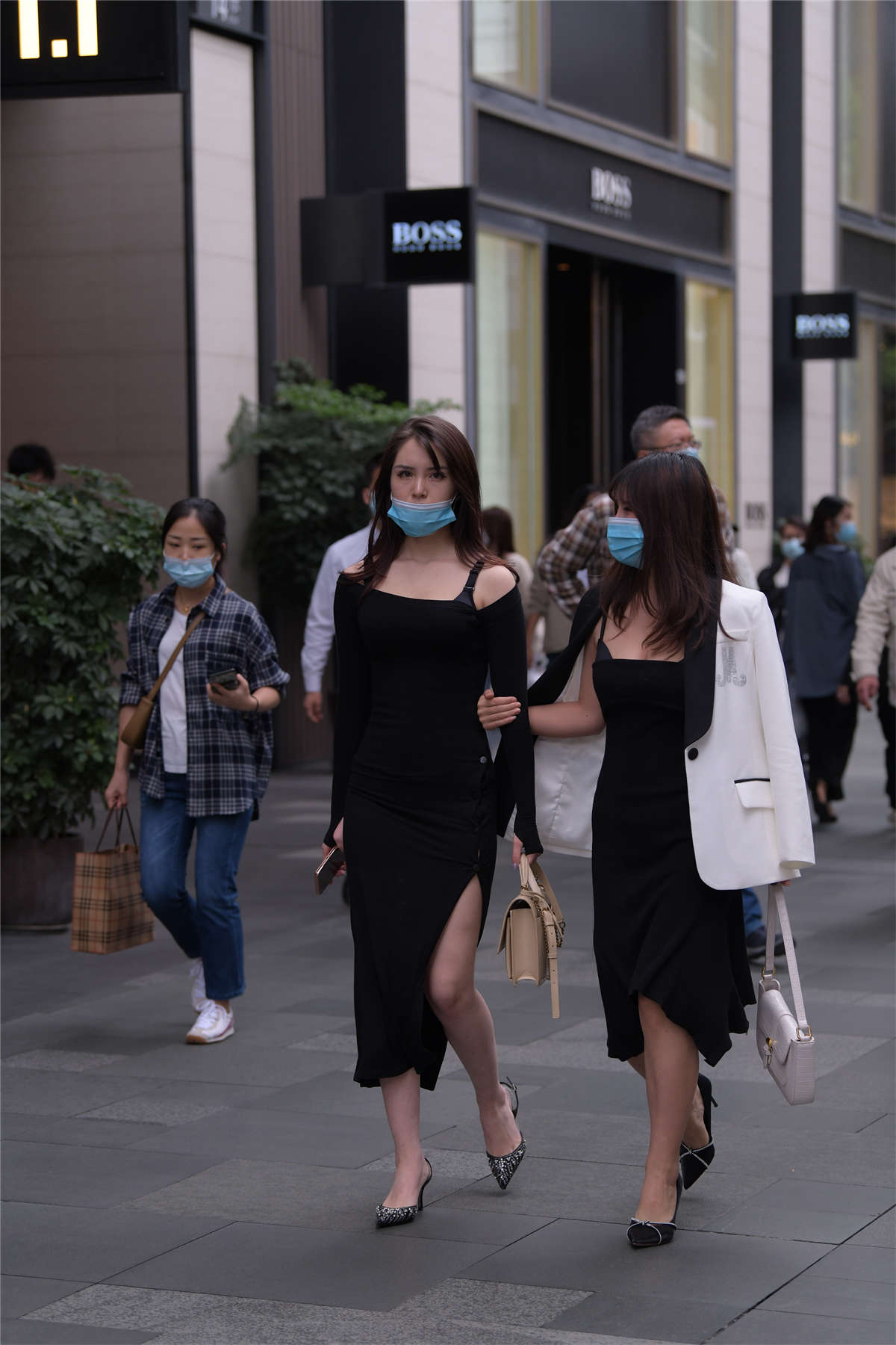 漂亮的包臀长裙小姐姐-日更街拍