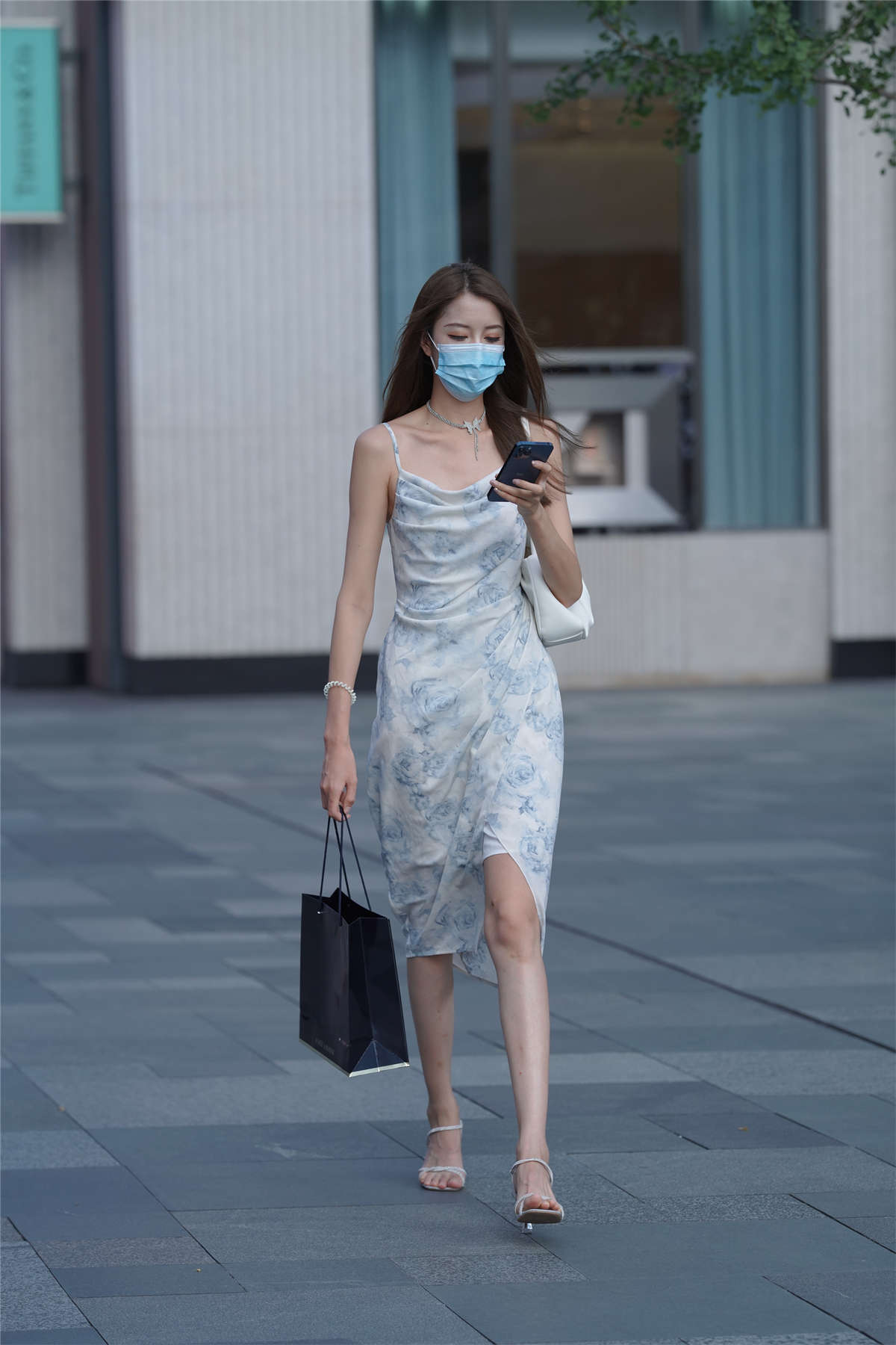 图片[2]-吊带长裙美女-日更街拍