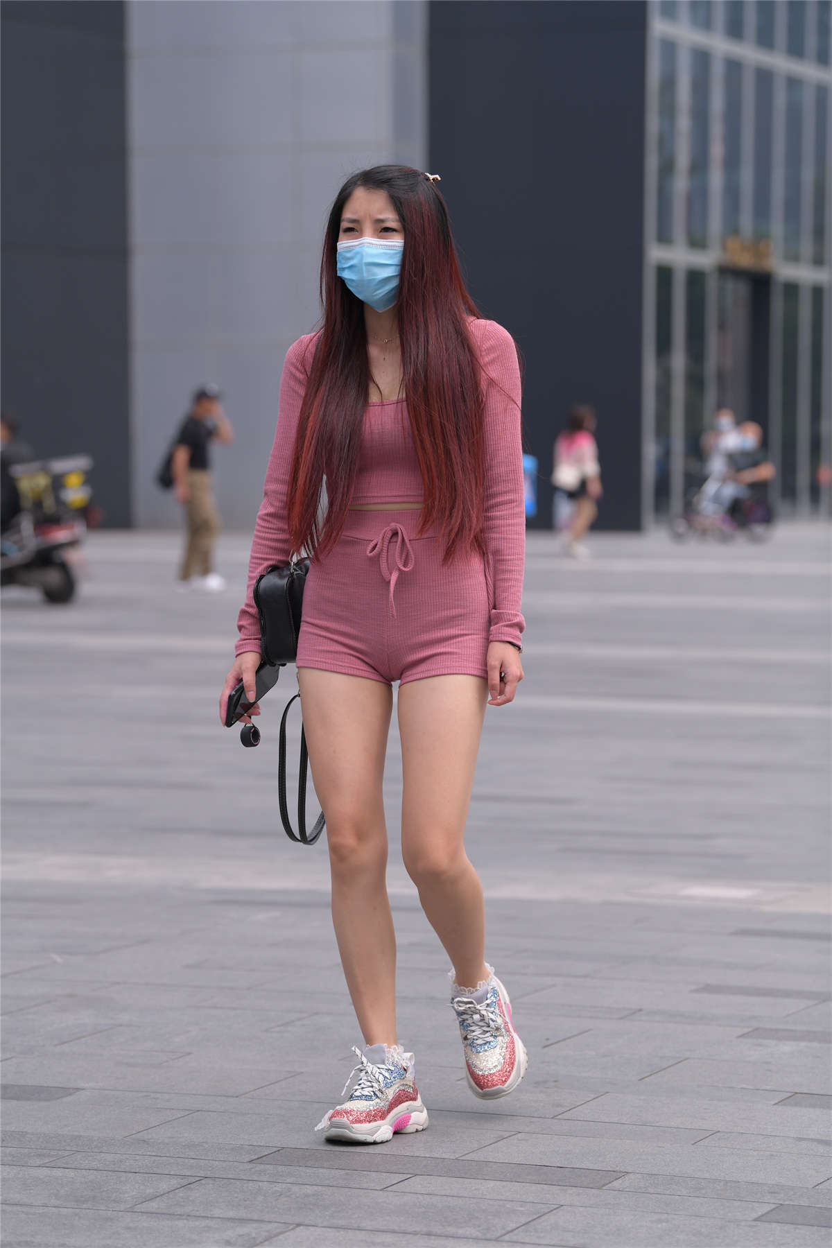 漂亮的红色套装小姐姐-日更街拍