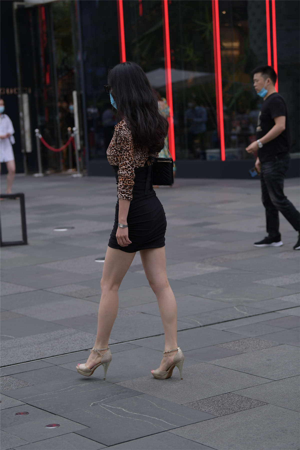 图片[2]-视觉冲击街拍作品 – 性感豹纹好身材熟女-日更街拍