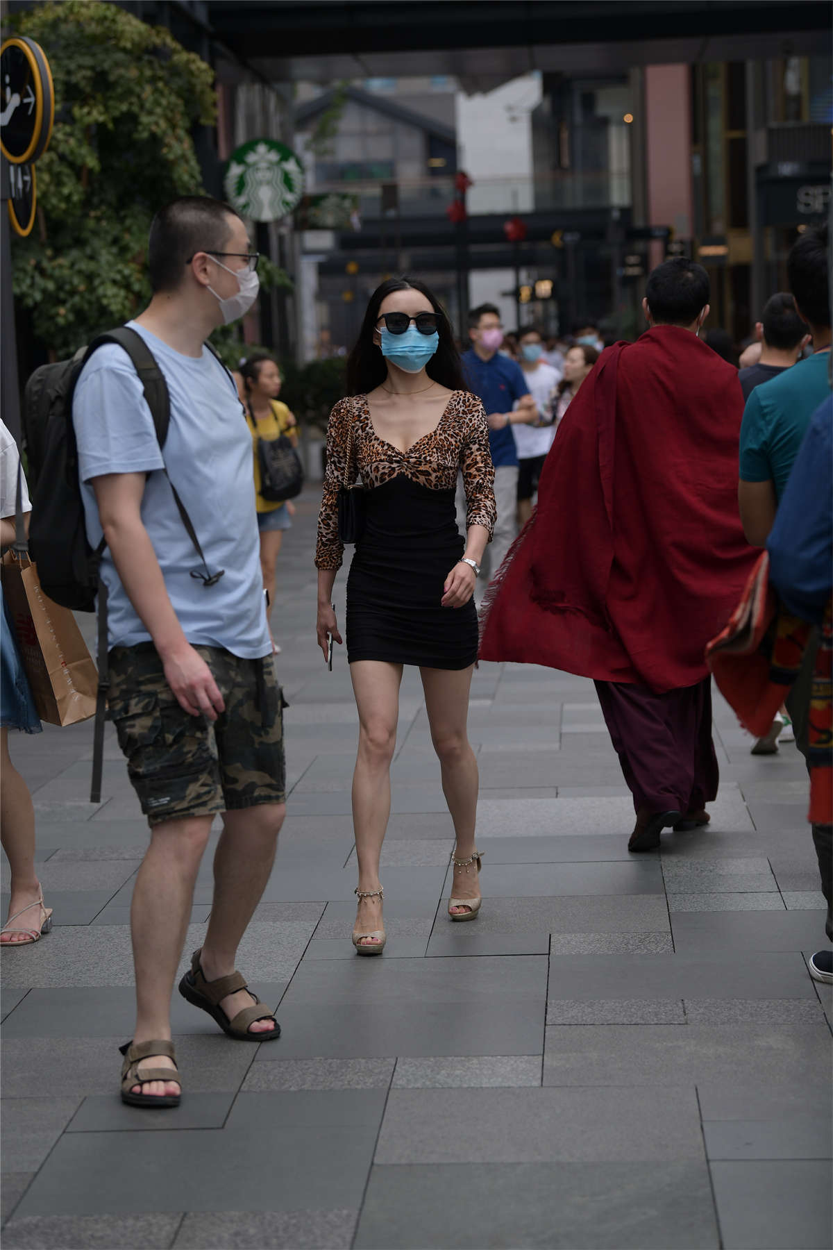 视觉冲击街拍作品 – 性感豹纹好身材熟女-日更街拍