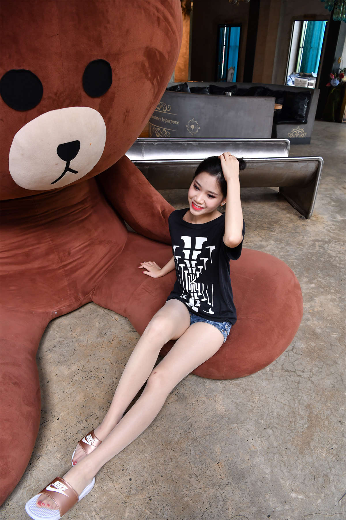 图片[2]-[魔镜原创摄影]小海街拍作品 刚一看这穿搭想象空间很大哦-日更街拍