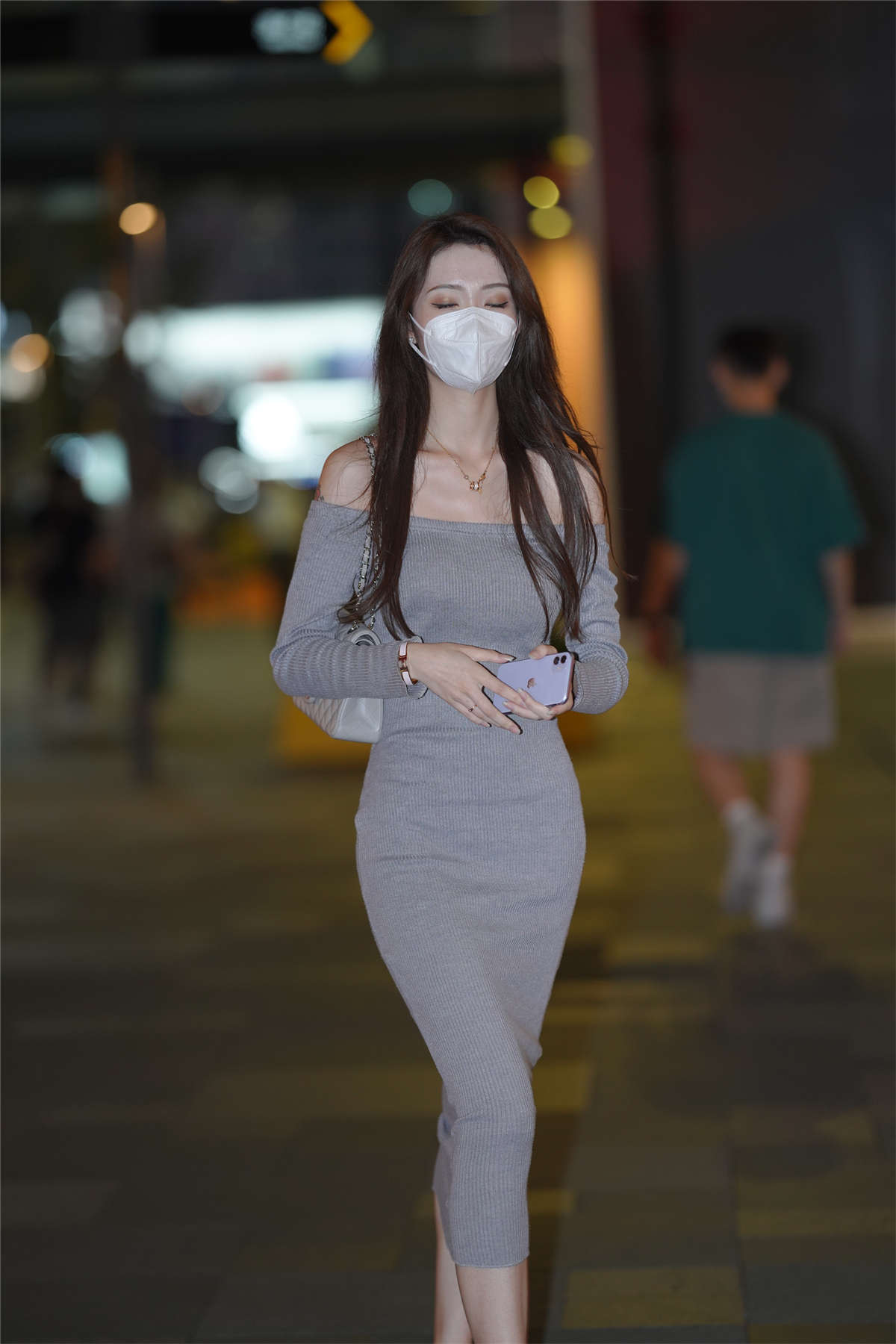 漂亮的一字长裙小姐姐-日更街拍