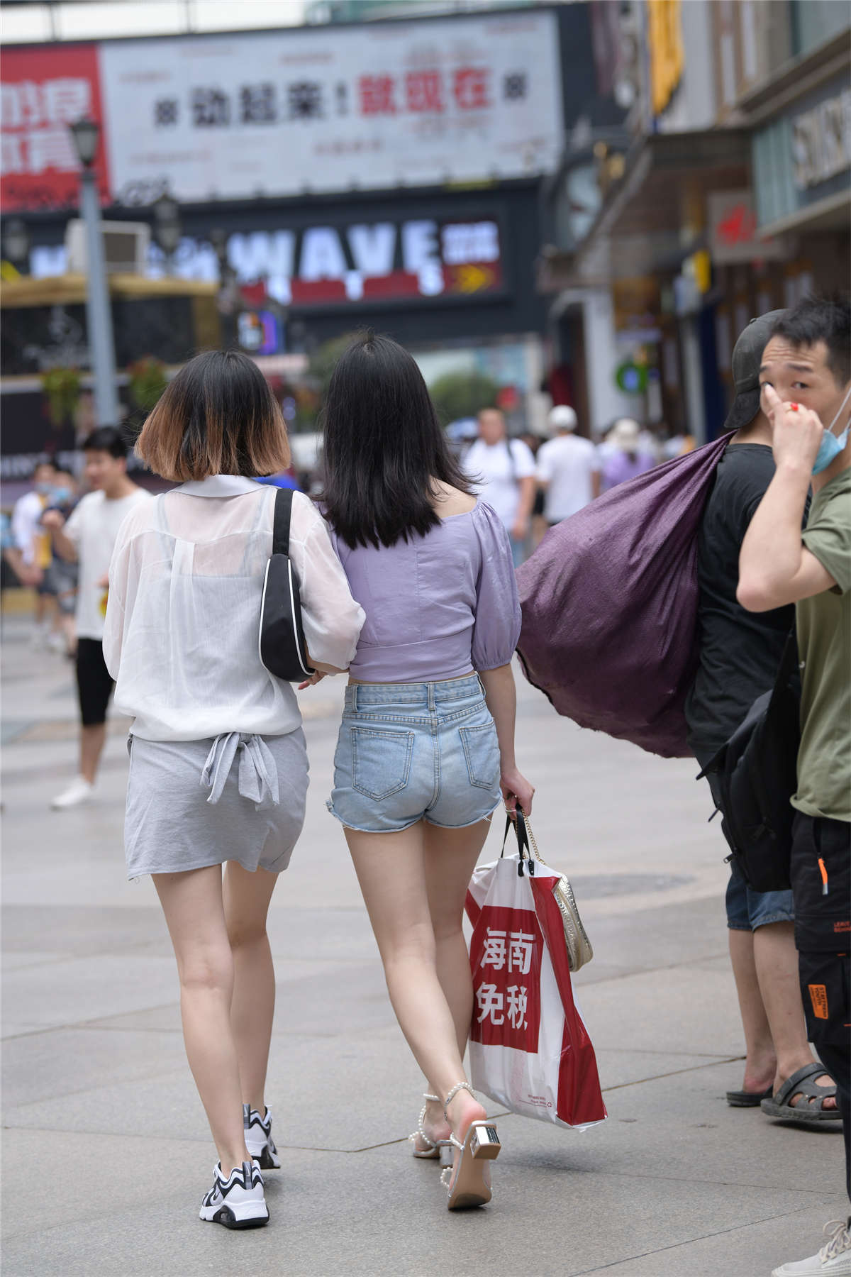 图片[2]-视觉冲击街拍作品 – 性感的单眼皮热裤女孩-日更街拍