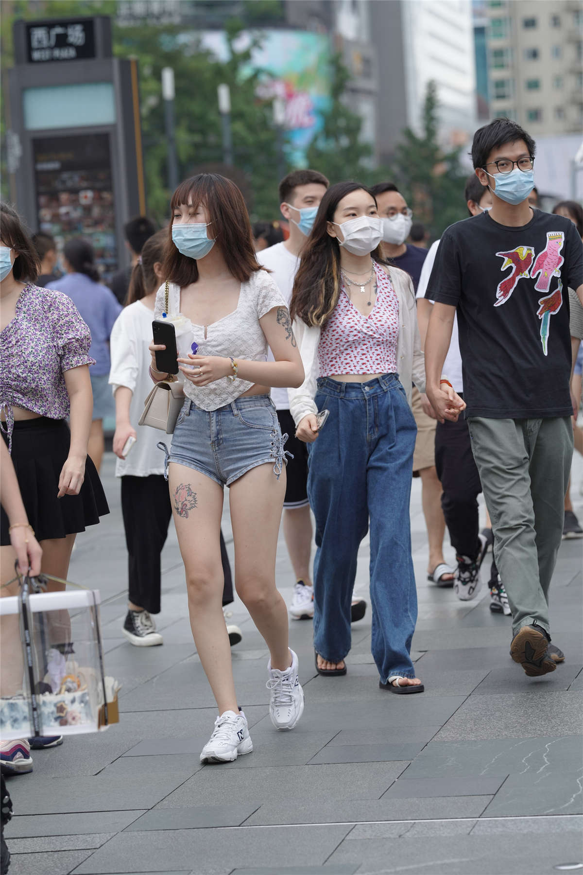 图片[2]-V型短裤很显腿长-日更街拍