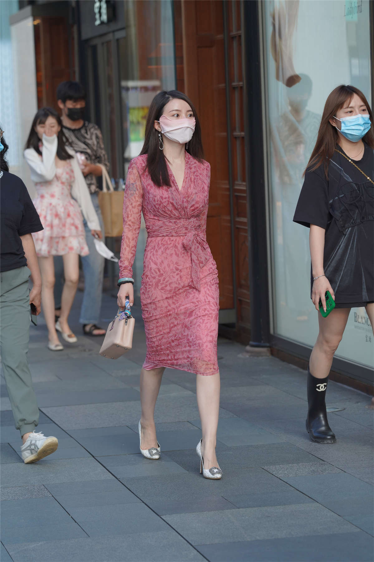 碎花裙少妇-日更街拍