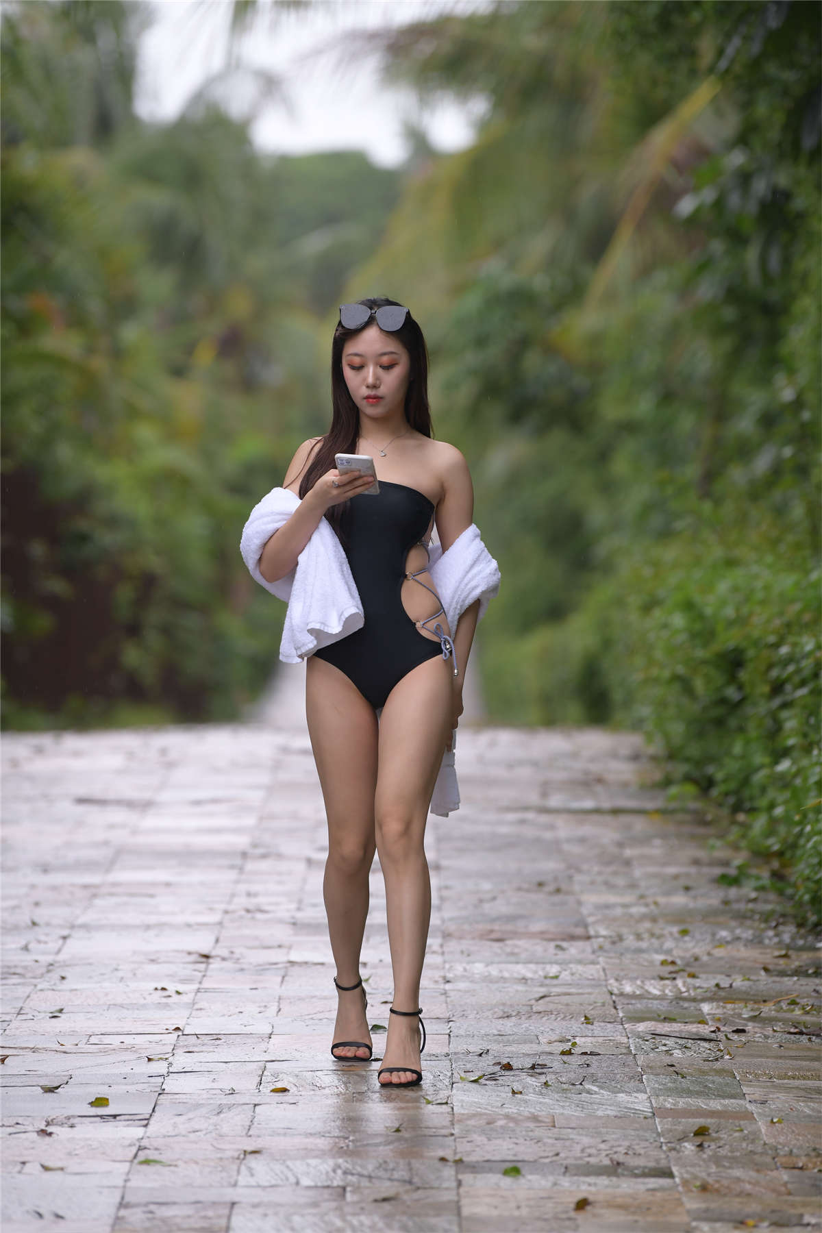 图片[2]-视觉冲击旅拍摄影作品 躲雨-日更街拍