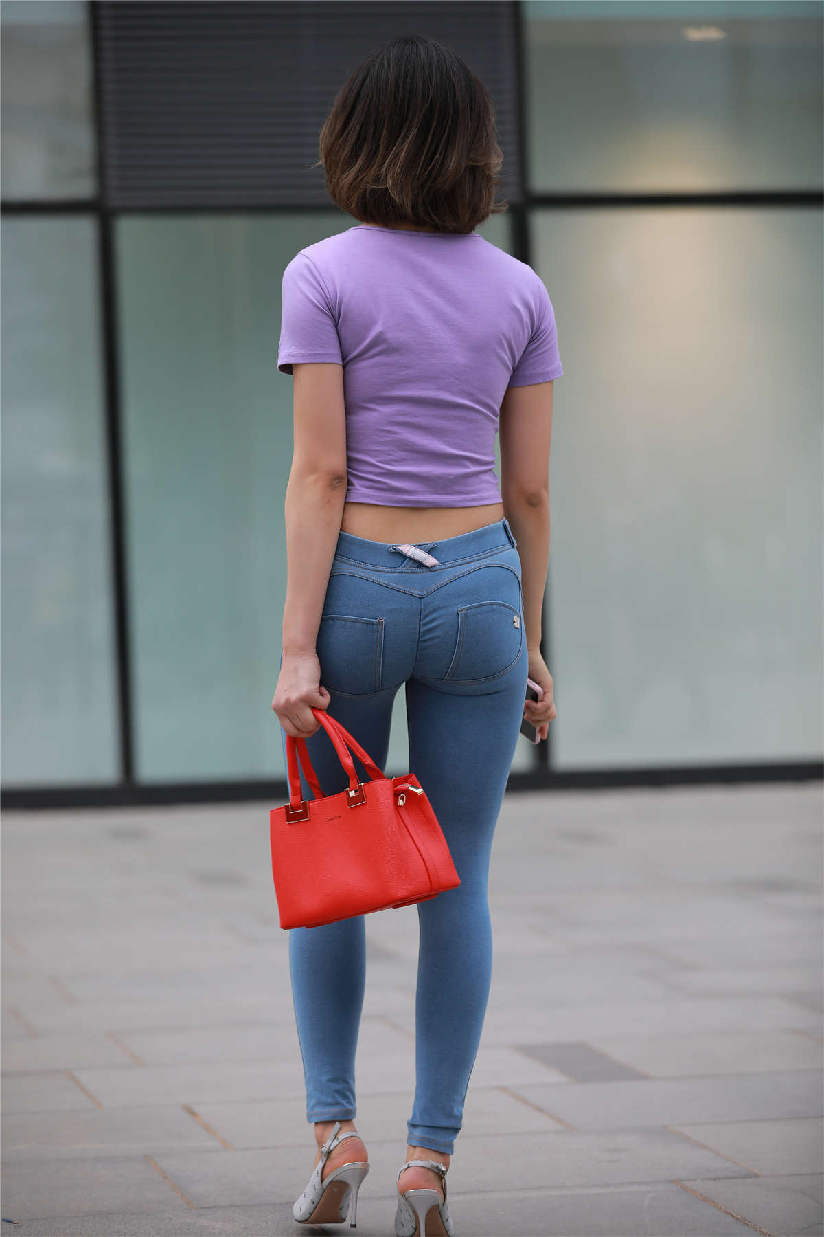 图片[2]-[魔镜原创摄影]玻璃街拍作品 提臀牛仔裤美女-日更街拍