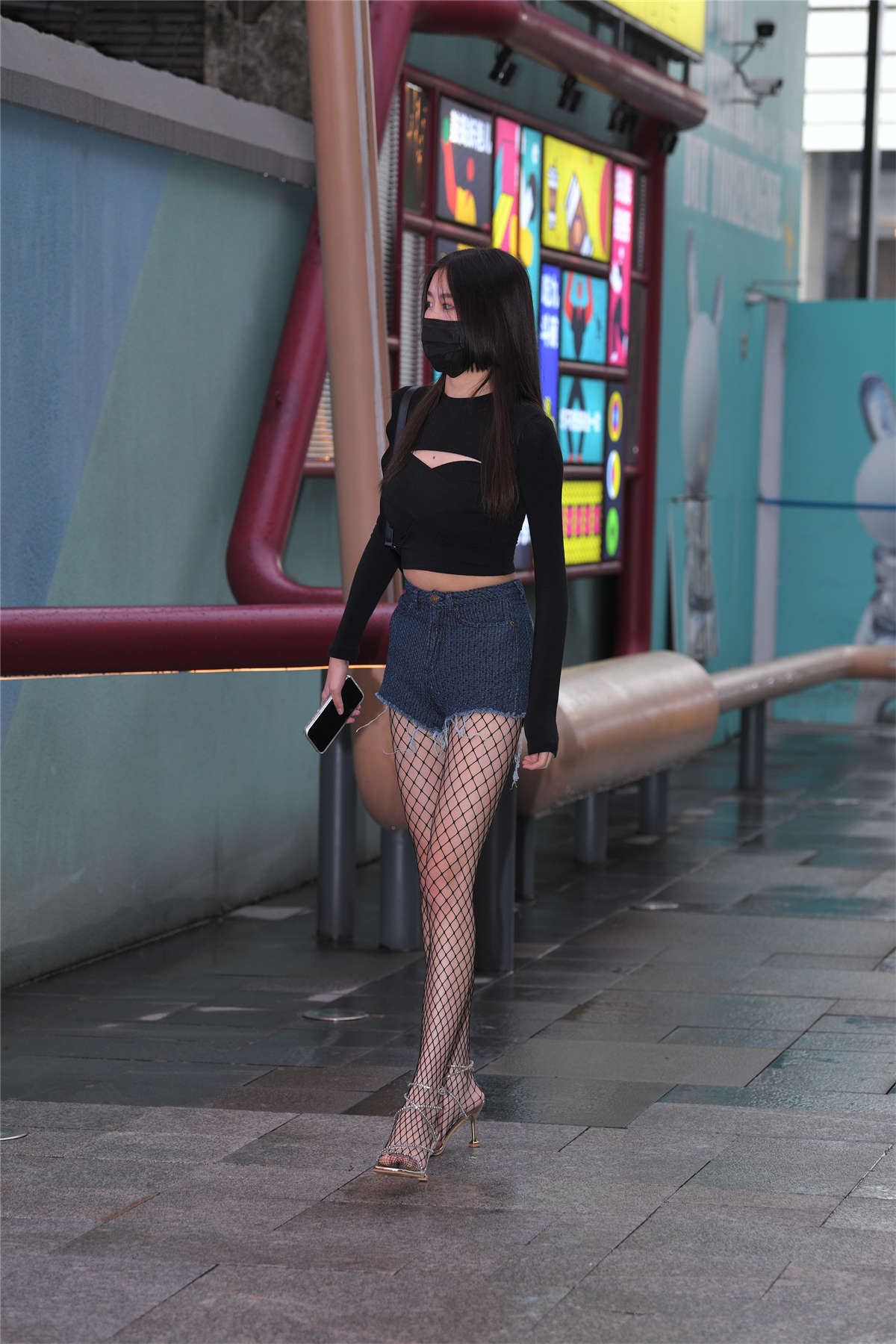 图片[2]-夜拍打着伞的小姐姐-日更街拍