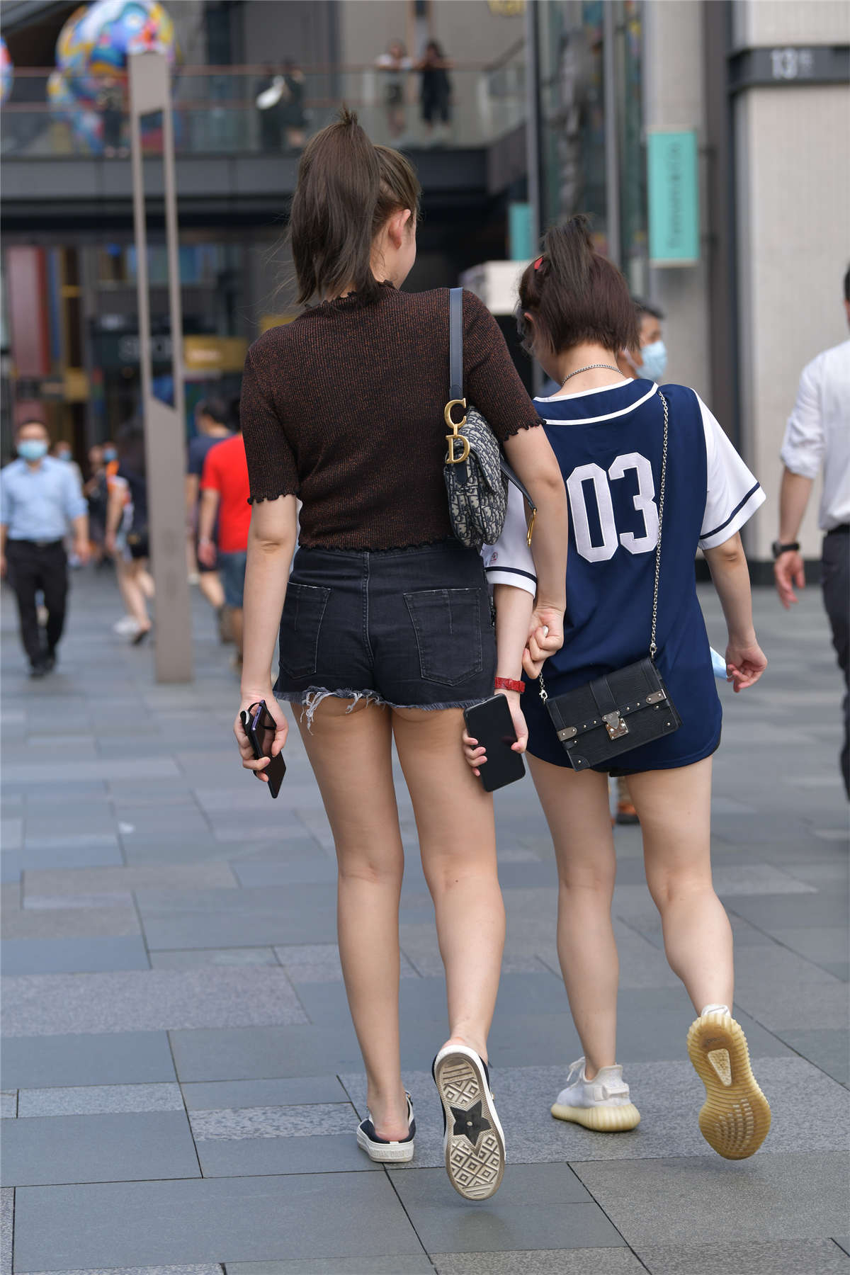 图片[2]-视觉冲击街拍作品 – 性感的YY热裤-日更街拍