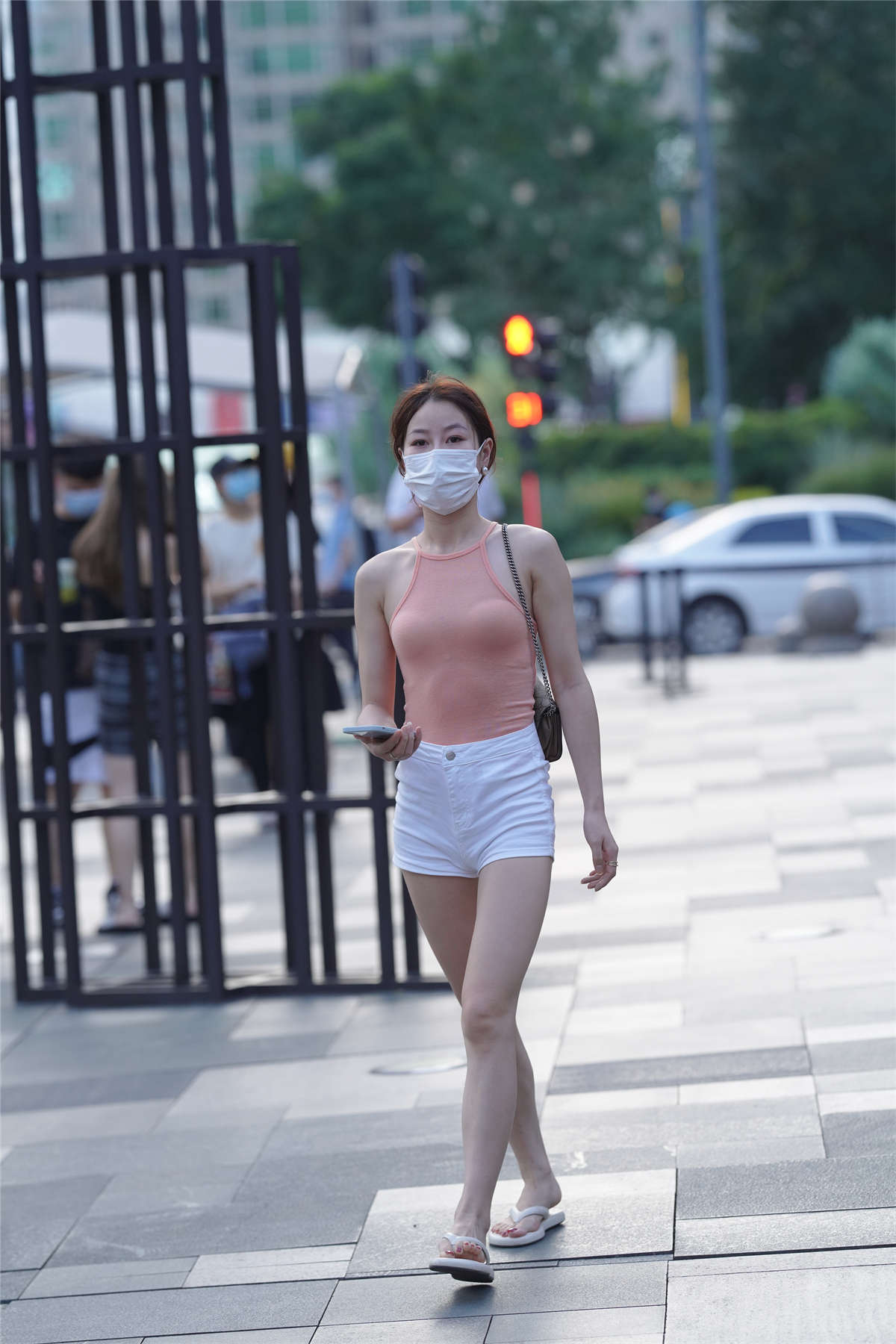 白色热裤粉衣小姐姐-日更街拍