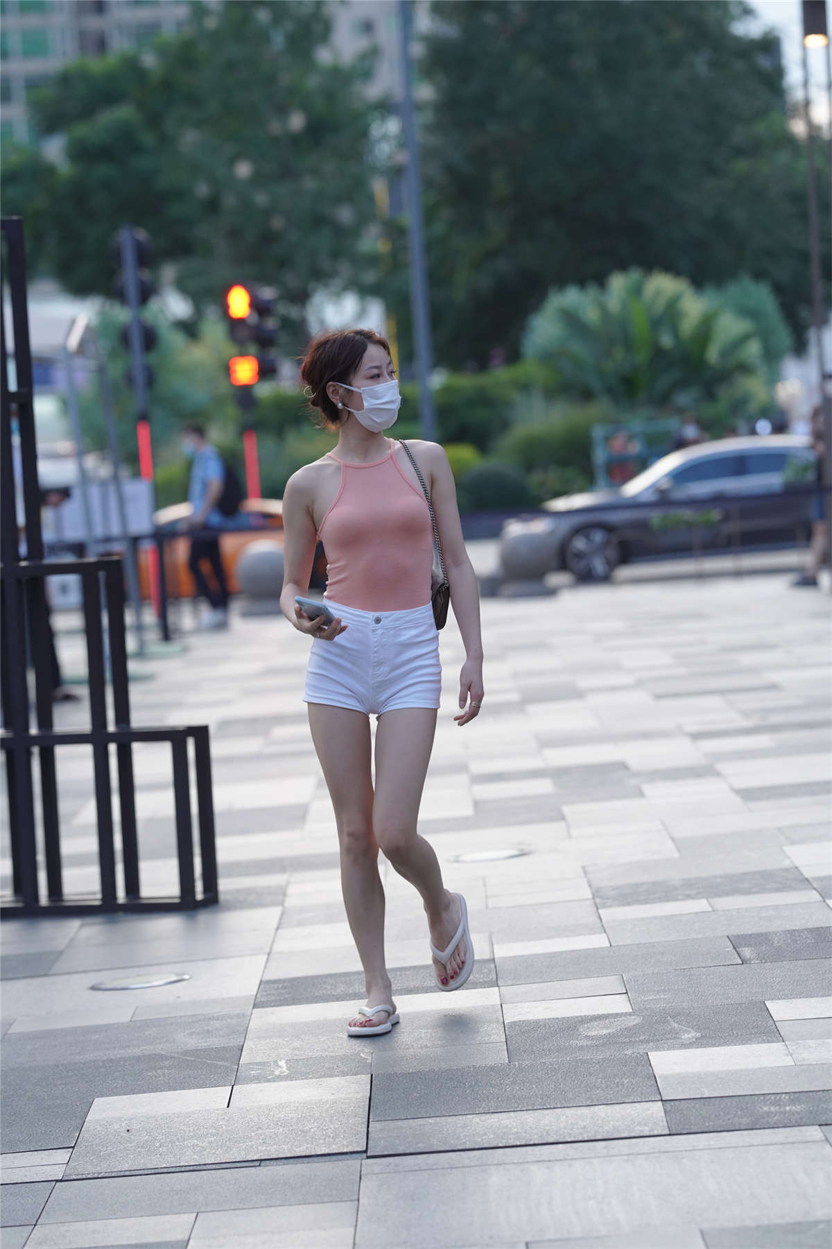 图片[2]-白色热裤粉衣小姐姐-日更街拍