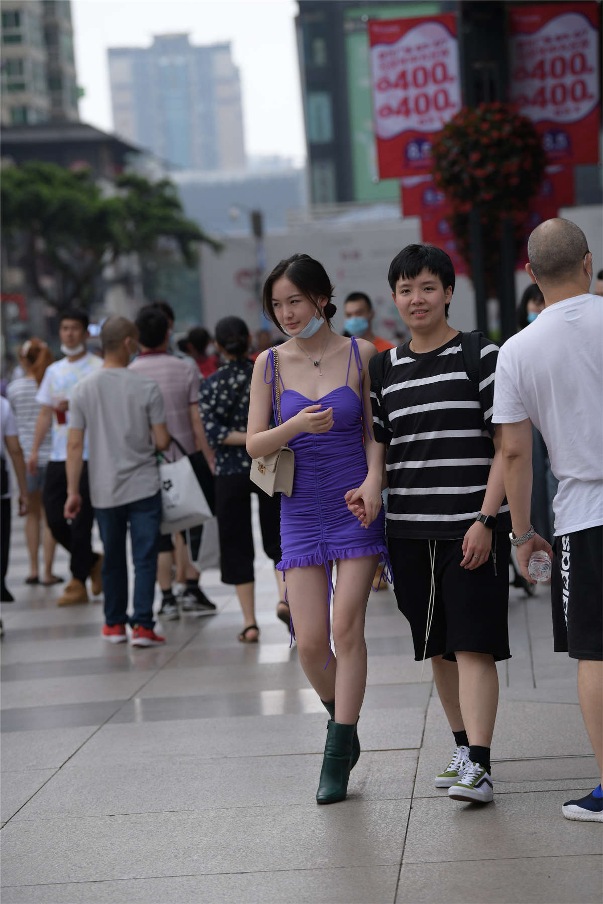 视觉冲击街拍作品 – 性感的吊带裙美女-日更街拍