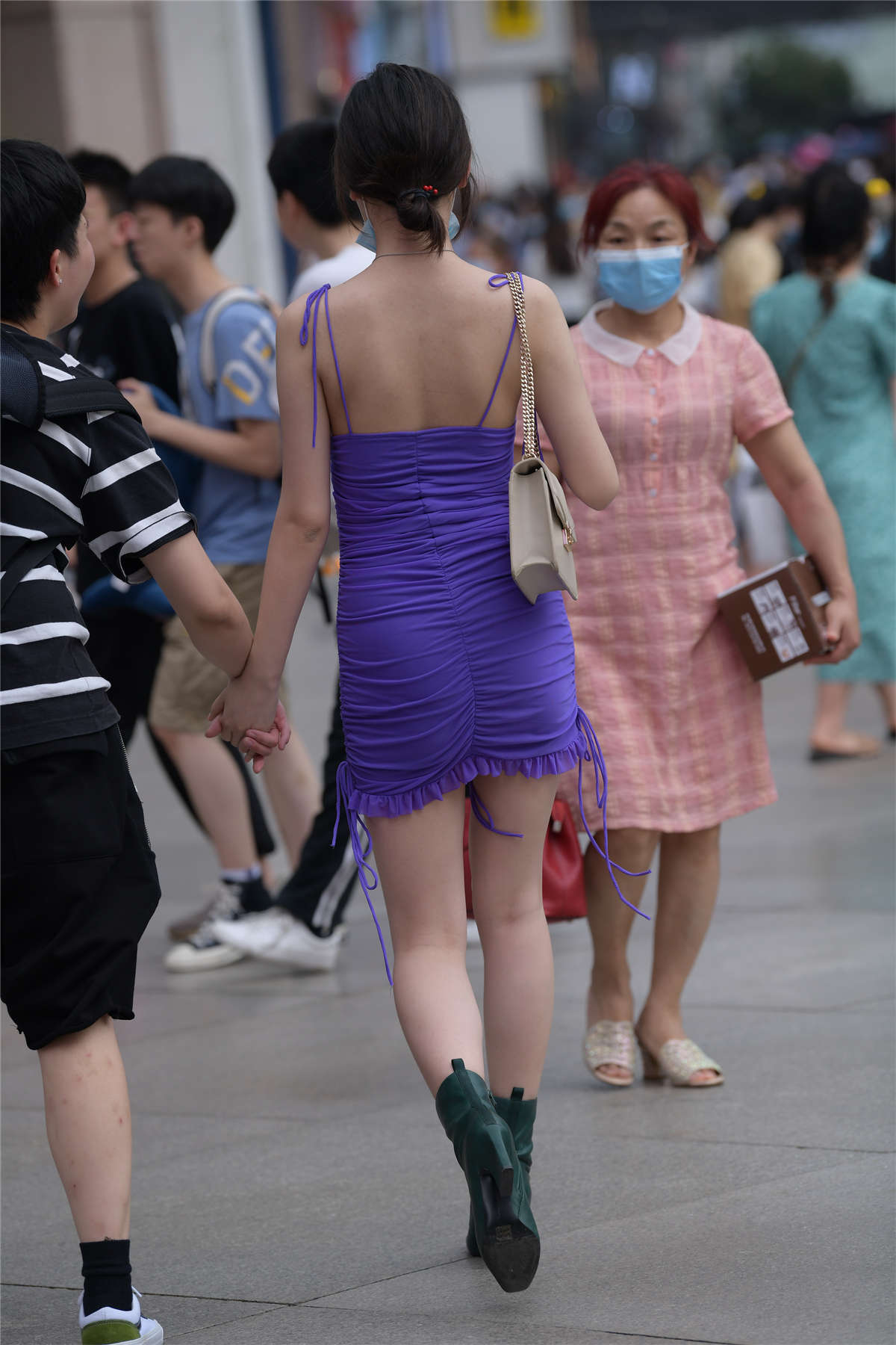 图片[2]-视觉冲击街拍作品 – 性感的吊带裙美女-日更街拍