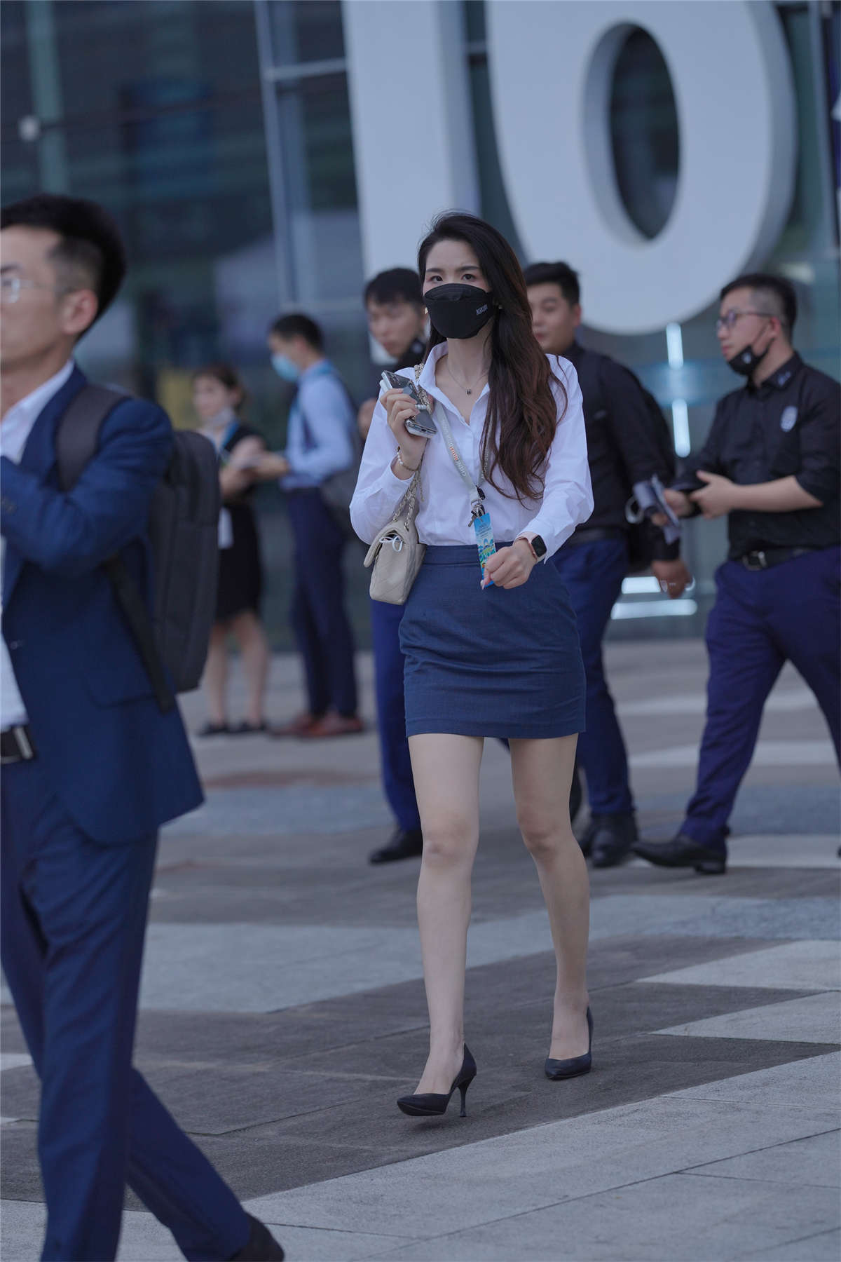 还在上班的蓝裙美女-日更街拍
