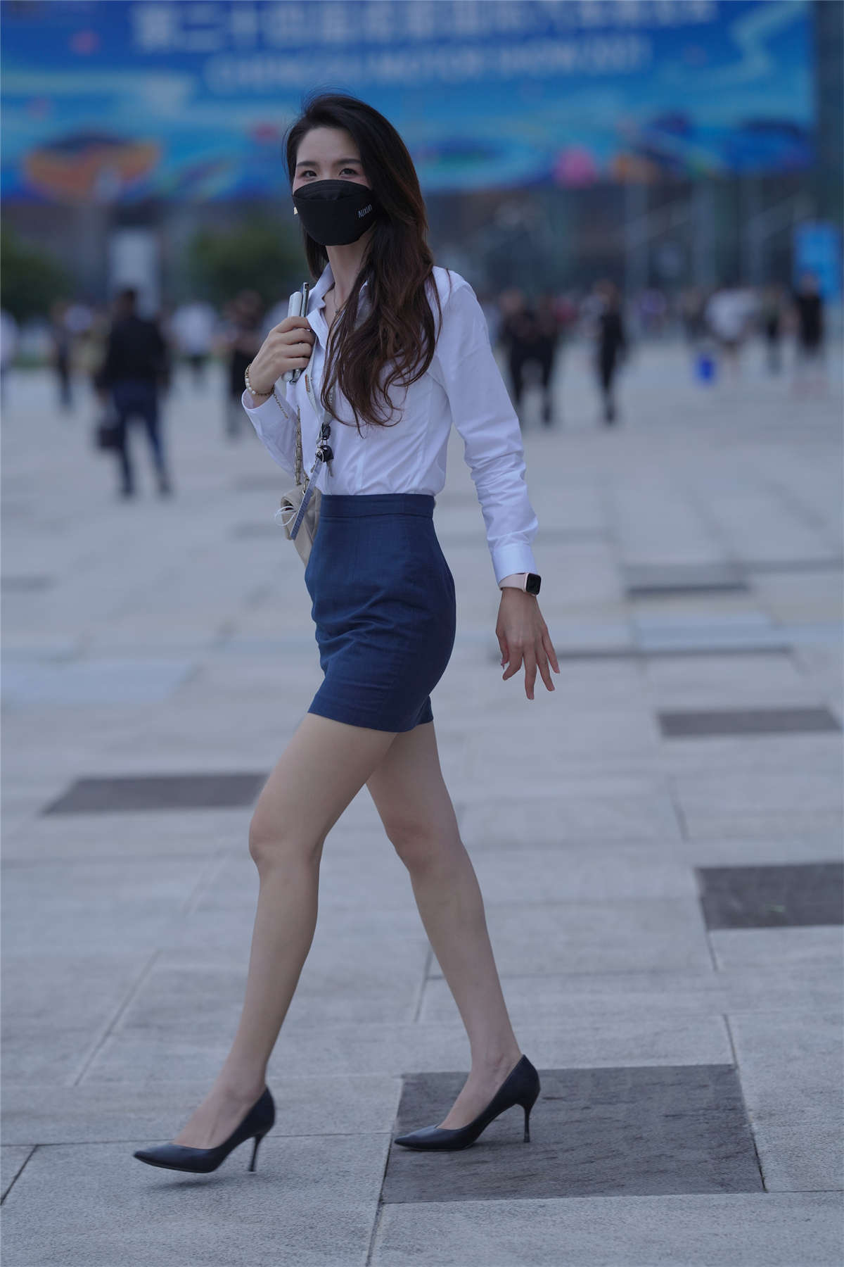 图片[2]-还在上班的蓝裙美女-日更街拍