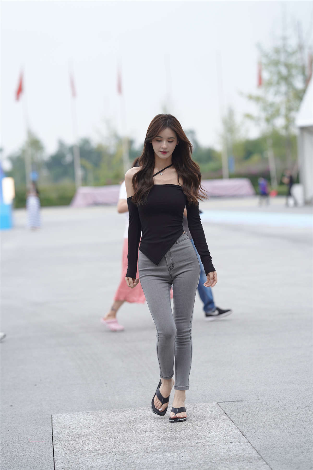 图片[2]-灰色牛仔黑衣美女-日更街拍