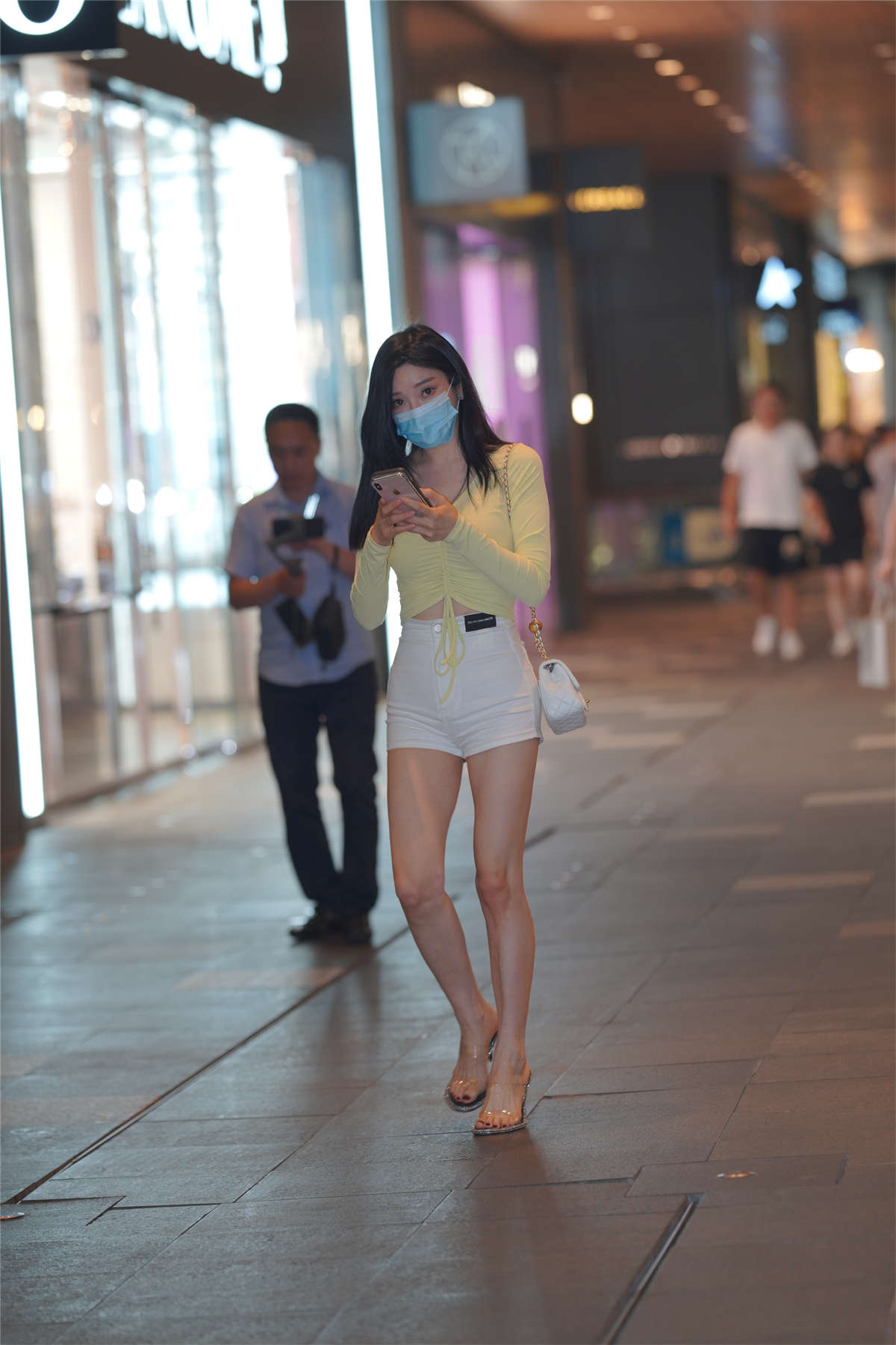 图片[2]-白色热裤大长腿美女-日更街拍