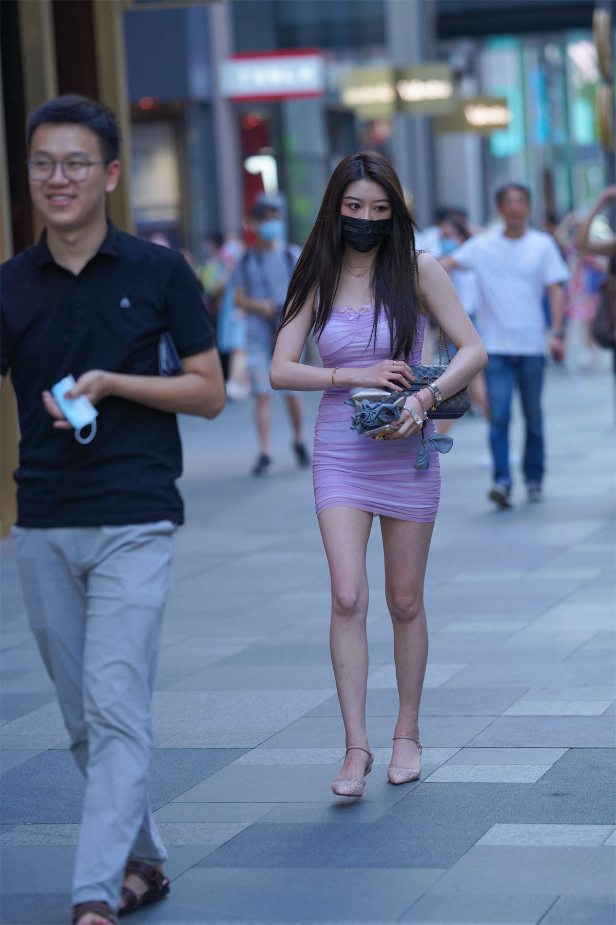 紫色吊带包臀裙美女-日更街拍