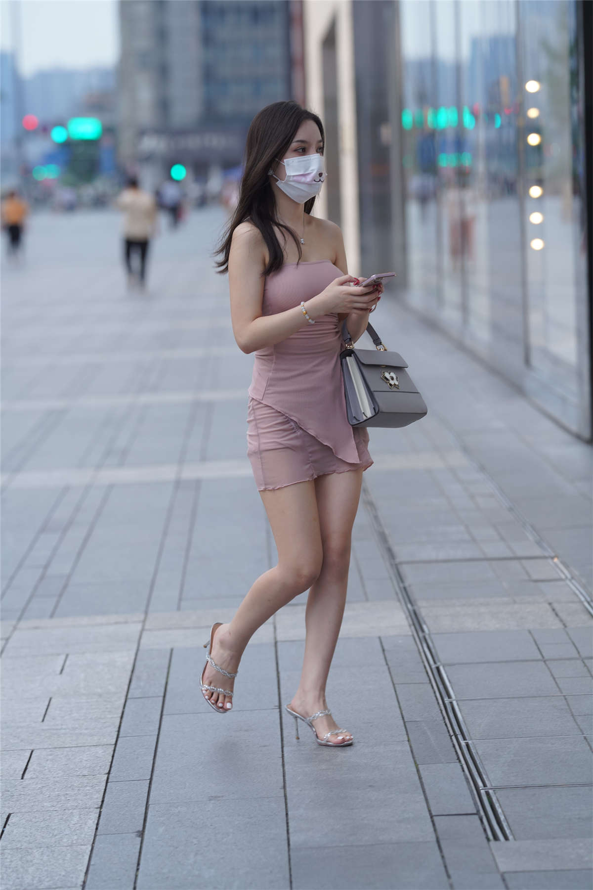 减龄粉色连衣裙-日更街拍
