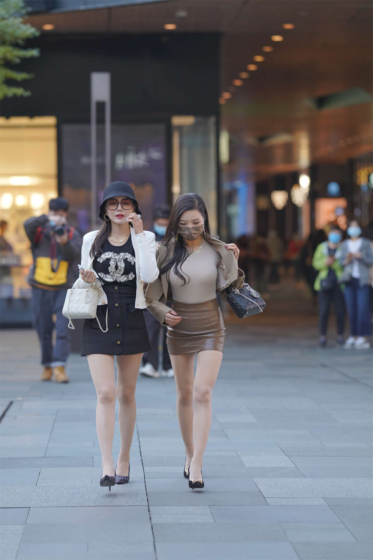 图片[2]-棕色小皮裙美女-日更街拍