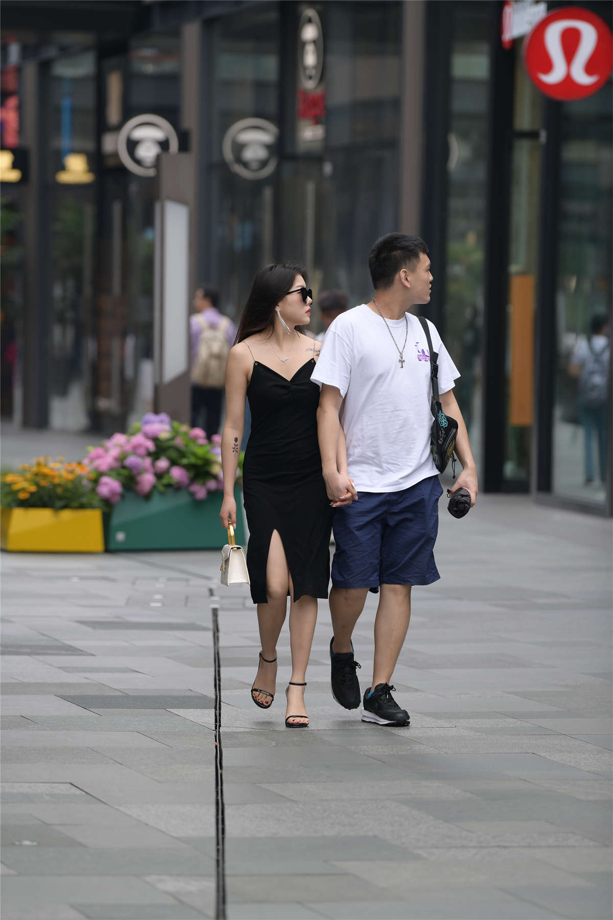 视觉冲击街拍作品 – 性感的吊带开叉裙美女-日更街拍