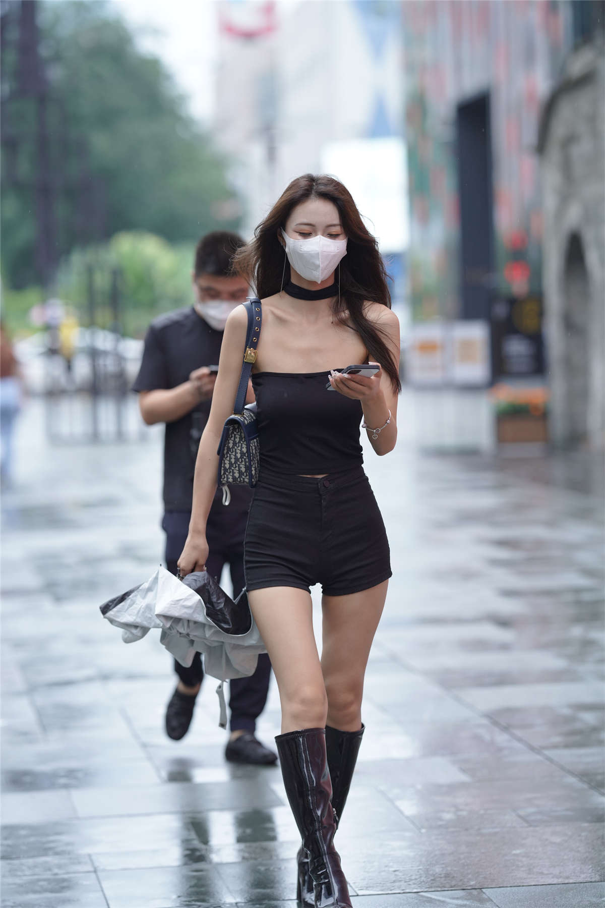 图片[2]-打着伞的漂亮黑色高靴美女-日更街拍