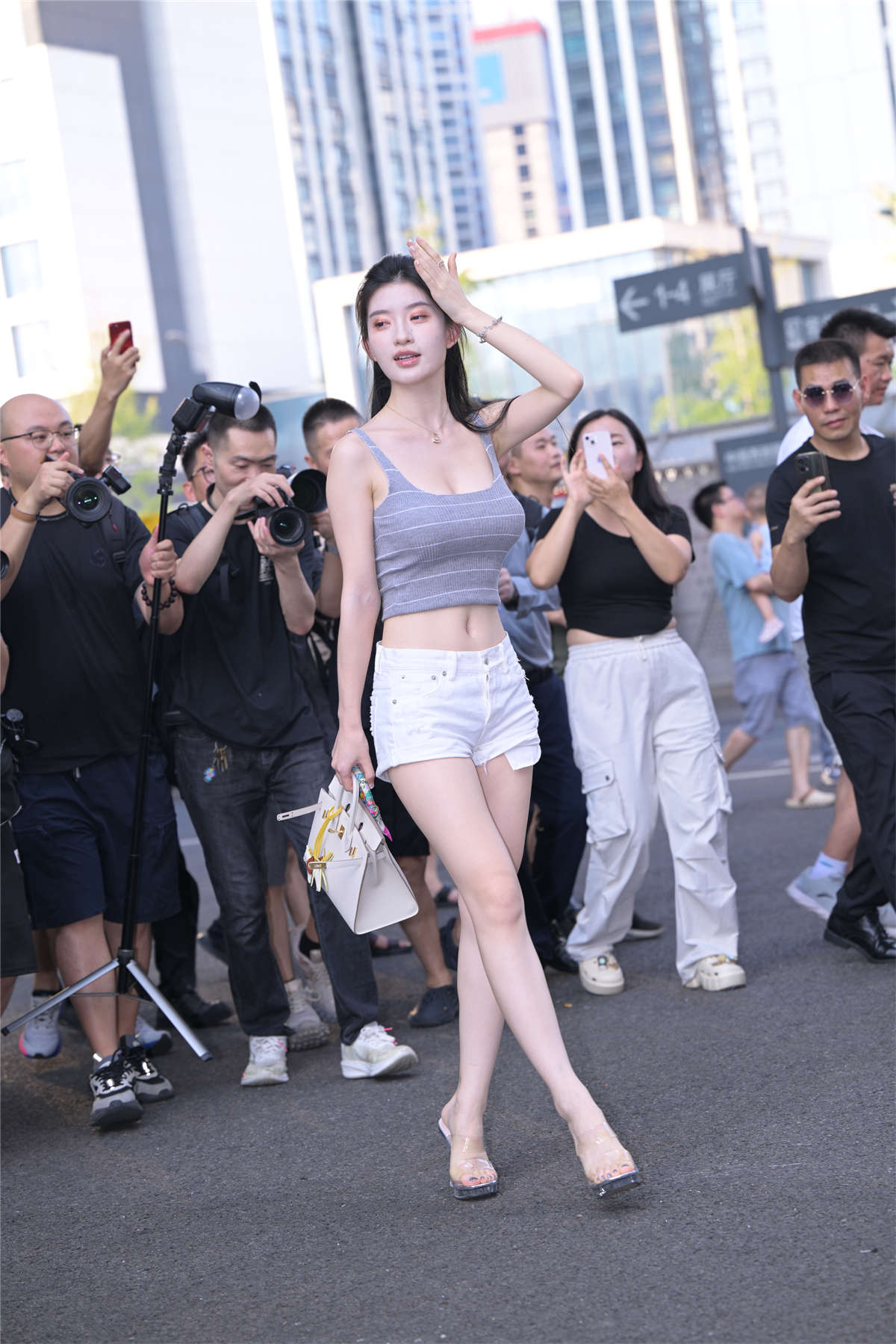 图片[2]-白色短裤修长美腿-日更街拍