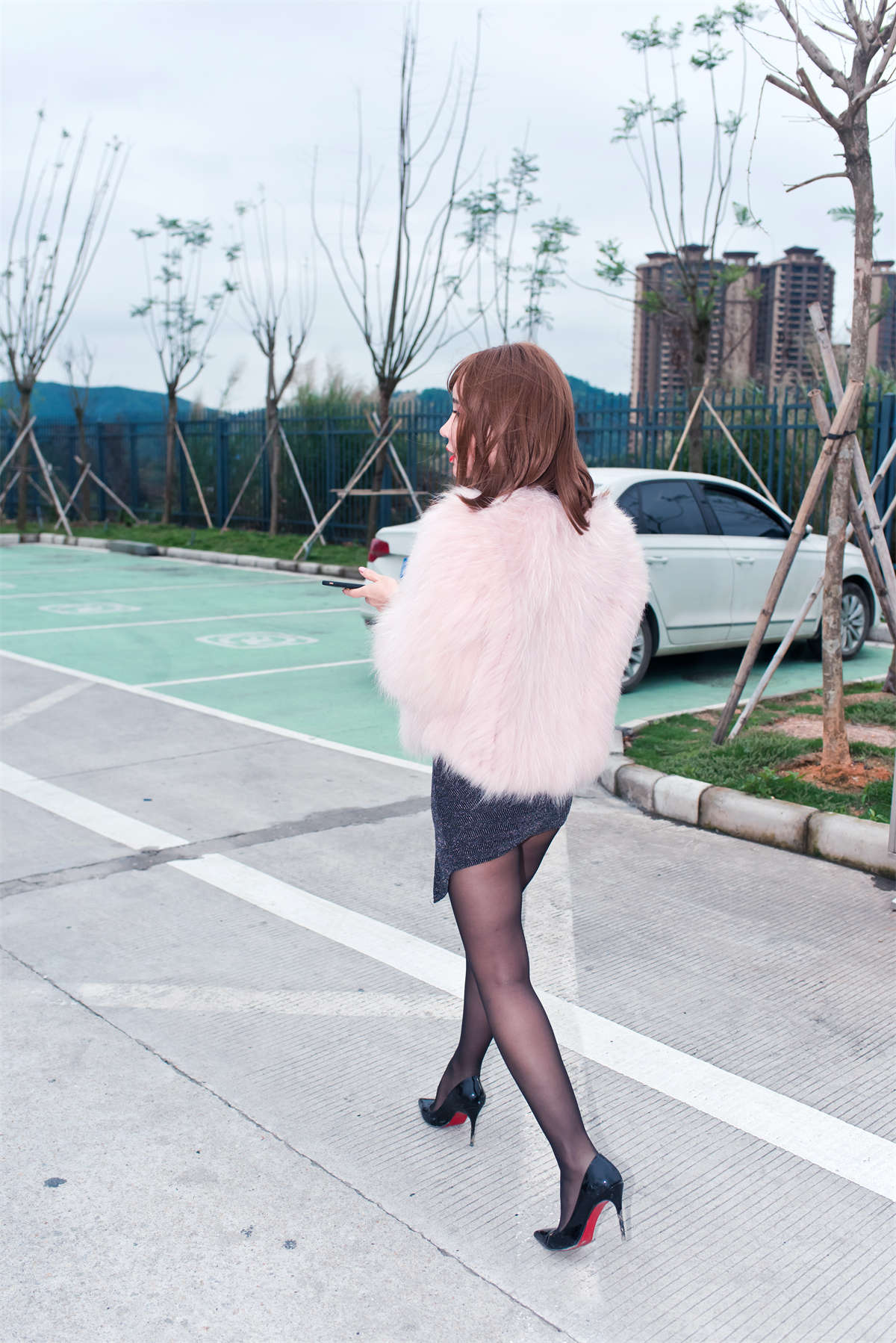 图片[2]-[魔镜原创摄影]御风街拍 中途休息站里的黑丝网红艾小青-日更街拍